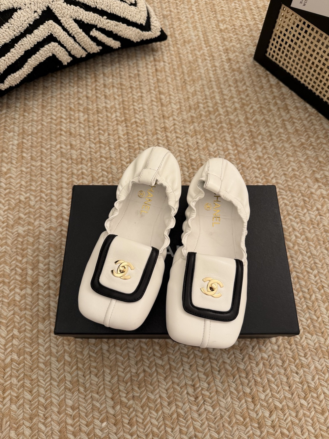 NO:817987,The top version can be paired with Chanel's classic double-C buckle elastic egg roll dance shoes packaged in a Chanel gift box!  Grandma Xiang’s always elegant and ladylike temperament, sewing leather outsole elastic egg roll dance shoes, full of high-end sense!  Very nice on the feet ~ very versatile!  Incomparably beautiful!  Special fabric sheepskin, padded sheepskin lining, original double-layer dyed genuine leather outsole Size35-39 (34/40/41/41/customized, non-returnable) airplane box 10, ballet shoes, chanel, chanel, sheepskin, Leather soles19860909顶级版本可配香奈礼盒包装Chanel 经典双c扣松紧蛋卷舞蹈鞋！ 香奶奶家一贯的优雅名媛气质 车缝真皮大底松紧蛋卷舞蹈鞋 高级感十足！上脚非常nice～ 非常百搭！无敌美！特别仙 面料羊皮 内里垫脚羊皮 原版双层透染真皮大底 Size35-39（34/40/41/41/定制不退换）飞机盒10,芭蕾舞鞋,chanel,chanel,sheepskin,Leather soles,Women's Shoes