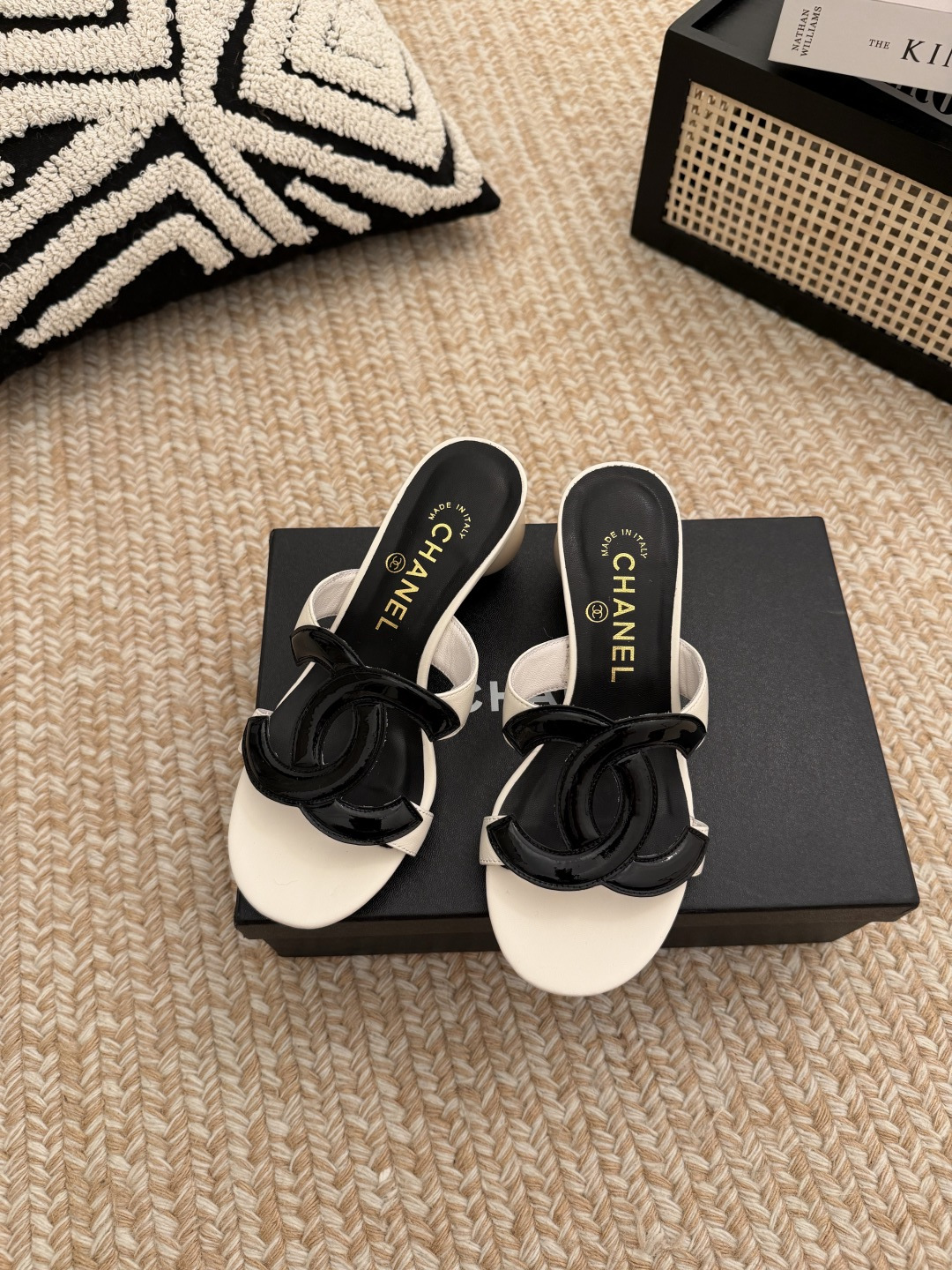 NO:817993,*|| Double-click large LOGO craft large pearl heel slippers Upper: sheepskin inner sheepskin/upper same style padding sheepskin Outsole: Italian genuine leather sole Heel height: 6cm Packing: with airplane box19860909*||  双击大LOGO工艺大珍珠跟拖鞋 鞋面: 羊皮 内里羊皮/鞋面同款 垫脚羊皮 大底:意大利真皮底 跟高: 6cm 包装: 带飞机盒10 35、36、37、38、39、(34/40/41 需要定做跟客服♂沟通),高跟鞋拖鞋,high heels,slippers,sheepskin,Women's Shoes