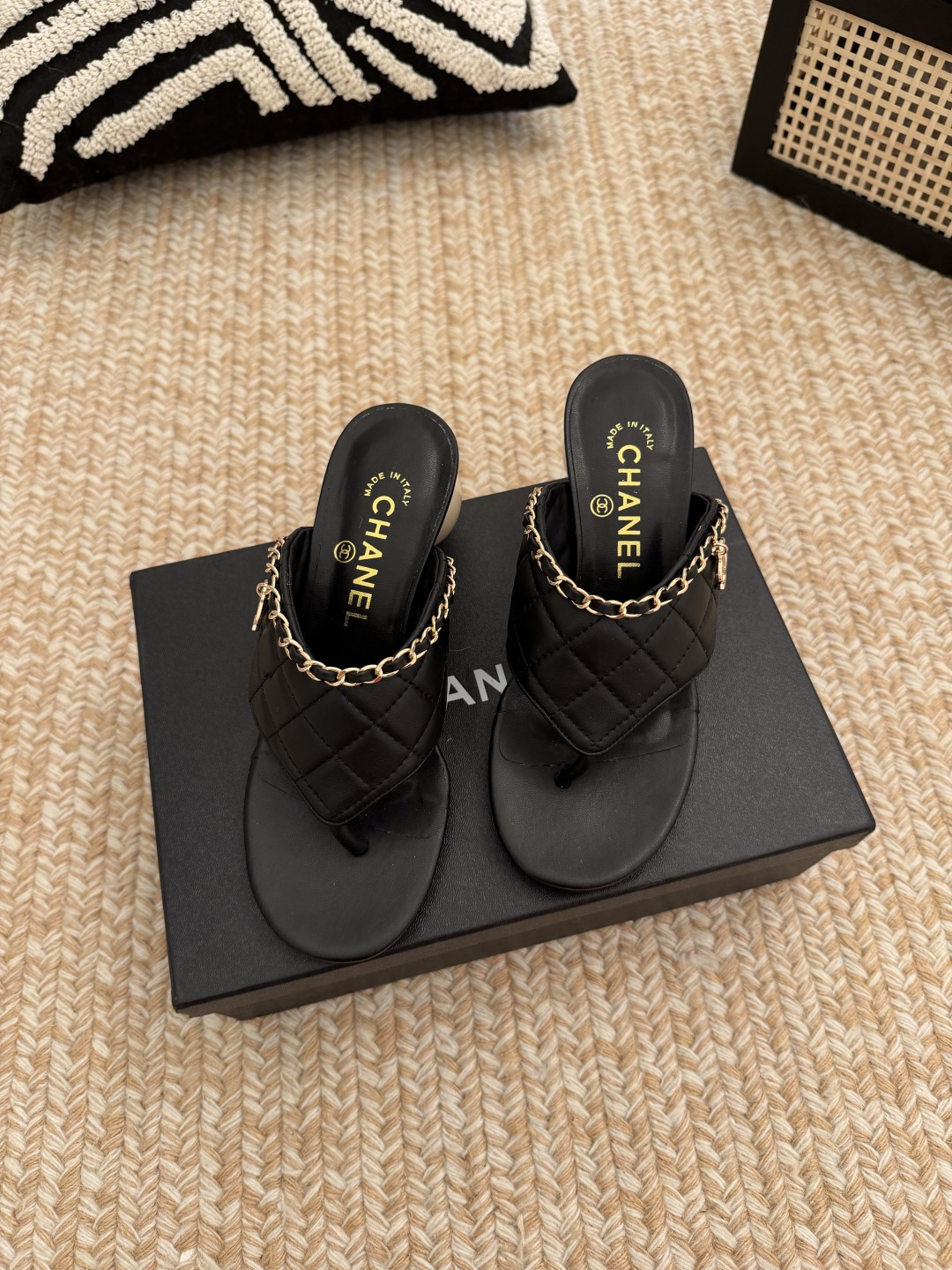 NO:818067,*|| Electric embroidery craft chain large pearl heel plywood slippers Upper: Sheepskin Inner sheepskin/upper same style Padded sheepskin Outsole: Italian genuine leather sole Heel height: 6cm Packing: Comes with airplane box19860909*||  电绣花工艺链条大珍珠跟夹板拖鞋 鞋面: 羊皮 内里羊皮/鞋面同款 垫脚羊皮 大底:意大利真皮底 跟高: 6cm 包装: 带飞机盒10 35、36、37、38、39、(34/40/41 需要定做跟客服♂沟通),分趾鞋,slippers,sheepskin,Women's Shoes
