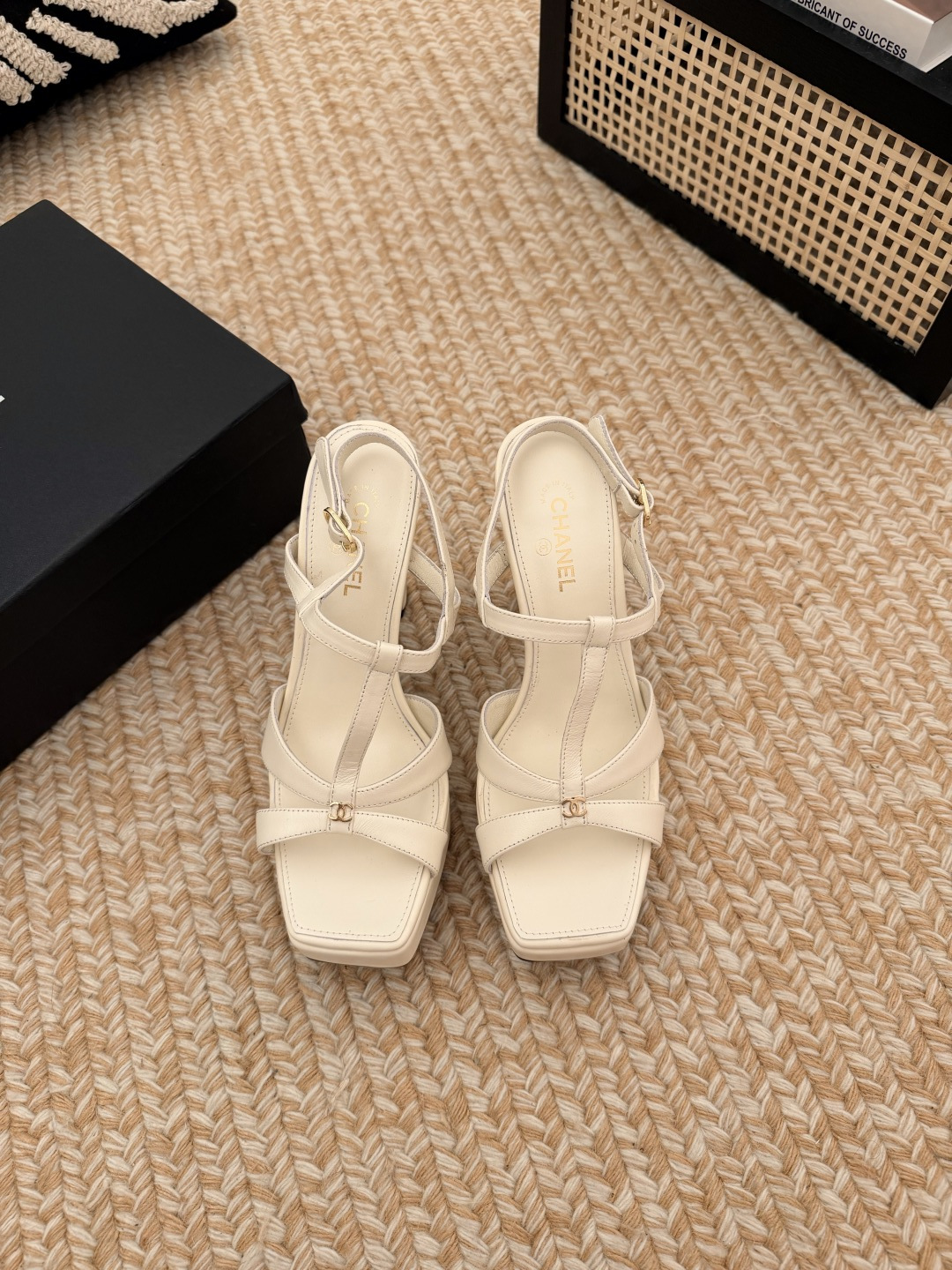 NO:818006,Spot Sale *|| [Top high-end quality from major manufacturers] Upper: cowhide, lining sheepskin, padding sheepskin Outsole: Italian genuine leather sole Heel height: 11cm, water platform 2.5cm Packing: with airplane box 10 35, 36, 37, 38, 39, (34/40/41 need to be customized and communicate with customer service), high-heeled sandals, sandals, high  heels,cowhide,sheepskin19860909Spot Sale  *|| 【大厂顶级高端品质】 鞋面: 牛皮 内里羊皮 垫脚羊皮 大底:意大利真皮底 跟高: 跟高11cm 水台2.5cm 包装: 带飞机盒10 35、36、37、38、39、(34/40/41 需要定做跟客服♂沟通),高跟鞋凉鞋,sandals,high heels,cowhide,sheepskin,Women's Shoes
