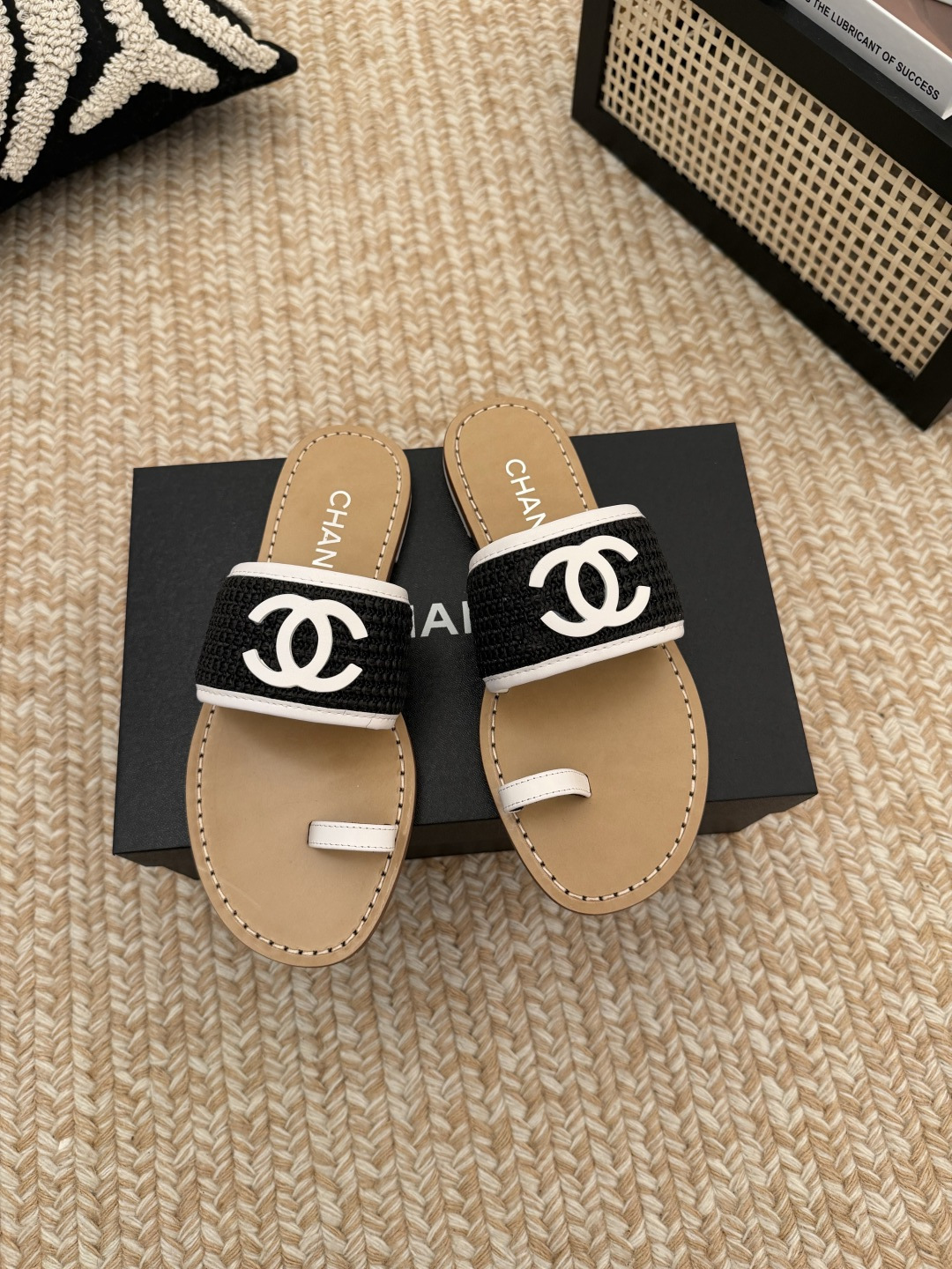 NO:818016,CHANEL Chanel 2026SS latest double C slippers for spring and summer. Many celebrity fashion bloggers are planting grass. A hot summer must-have. I have been impressed by its beauty. The slippers are casual and natural, and also highlight the high-end sense of the brand's characteristics. The upper foot is super fashionable. The ergonomic design ensures the foot feels super comfortable. The upper is made of imported woven breathable material. The inner mixed sheepskin outsole is a double-layer genuine leather outsole imported from Italy.  Size 35-41 (41 customized, non-refundable), split-toe shoes, chanel, chanel, slippers, sheepskin, Leather soles19860909CHANEL香奈儿2026SS春夏最新款双C拖鞋  超多明星时尚博主种草 夏天必备 大爆款 已经被它的美貌折服 有拖鞋随性自然 又彰显品牌特色满满的高级感 上脚超洋气 人体工程学设计保证脚感超级舒适 鞋面进口编织透气材料 内里混种羊皮 大底意大利进口双层真皮大底 码数35-41（41定做不退换）,分趾鞋,chanel,chanel,slippers,sheepskin,Leather soles,Women's Shoes