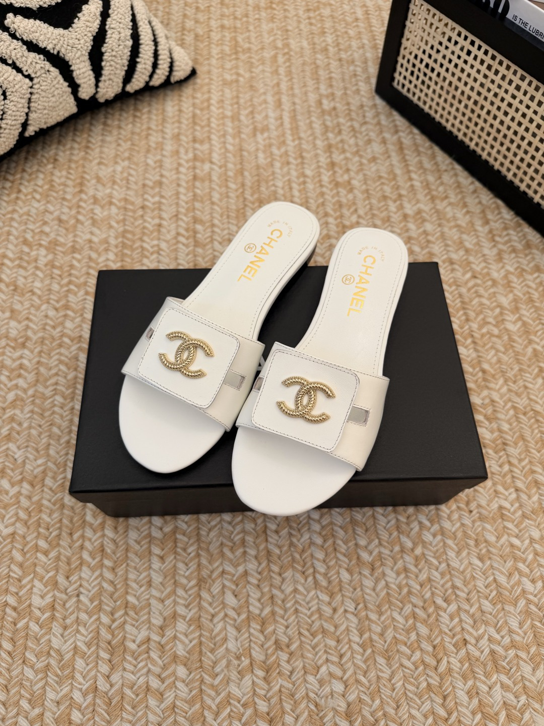 NO:817994,Chanel Xiaoxiang flat-heeled buckle slippers. Material: sheepskin, sheepskin lining. Original molded double C buckle, comfortable on the feet, super beautiful, little fairies love it. Size 35-39 (40.41.42 can be customized and non-returnable.) Imported genuine leather outsole, with full set of packaging, slippers, chanel, slippers, sheepskin, Leather soles19860909Chanel小香平跟扣式拖鞋 面料:羊皮 内里绵羊皮.原版开模双C扣,上脚舒适,超级漂亮,小仙女最爱. 码数35—39（40.41.42可订制不退换.） 进口真皮大底,配全套包装,拖鞋,chanel,slippers,sheepskin,Leather soles,Women's Shoes