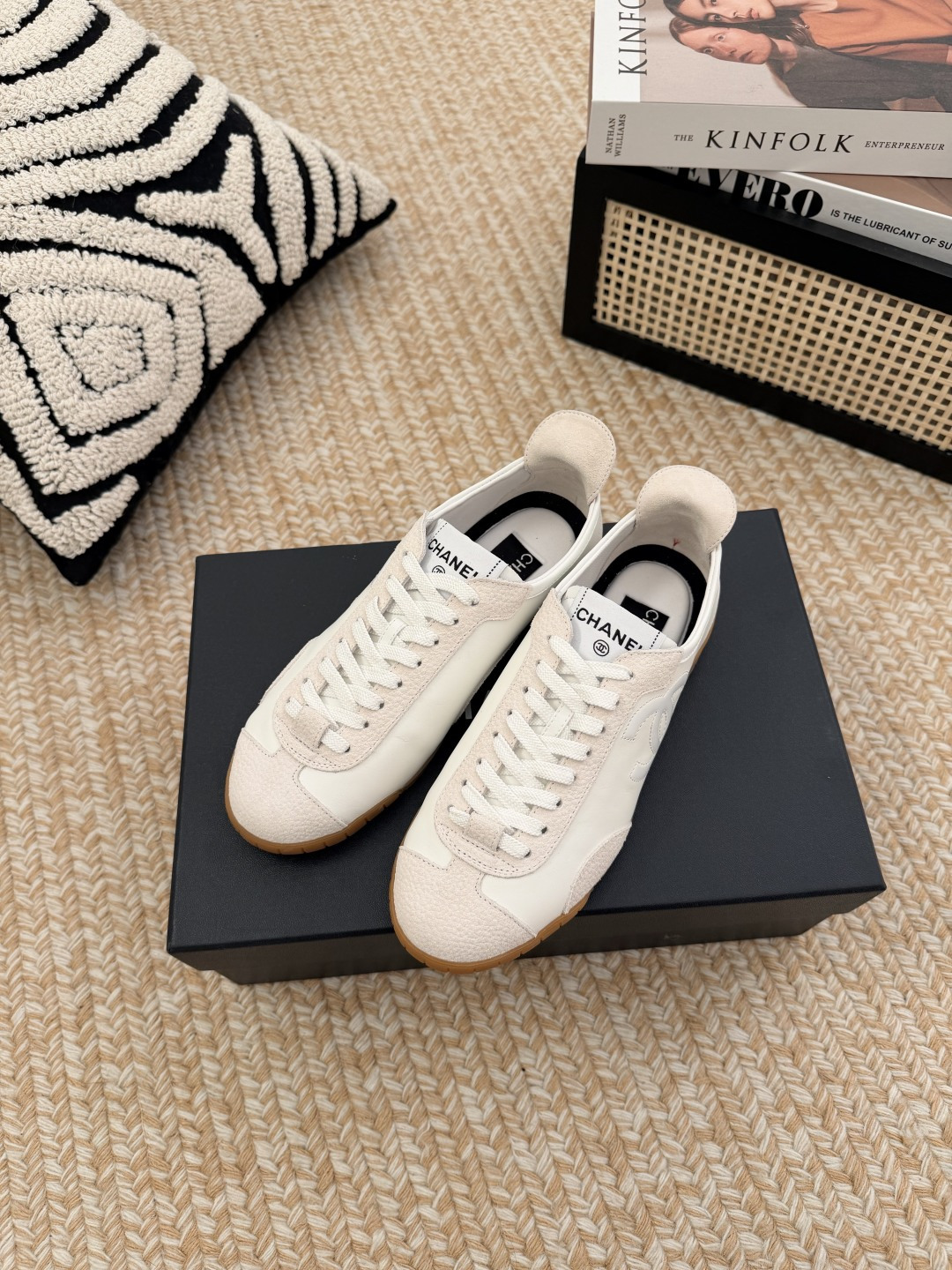 NO:818060,Chanel Chanel 26P Sneaker series early spring new style casual moral training shoes and sports shoes. The love of the world is Xiaoxiang. Try to accept the new style. The new designer has injected a new soul into Xiaoxiang. This moral training shoe is highly recommended. Light and soft. Super easy to wear. Black, white, brown apricot, timeless, classic and versatile, clean and neat. Red, blue, very springy. Upper frosted cowhide, silk cowhide, lining sheepskin  Rubber soles, casual shoes/sports shoes, chanel, chanel, sneakers, cowhide, sheepskin19860909Chanel香奈儿26P Sneaker 系列早春新款 休闲德训鞋 运动鞋 人间挚爱是小香 尝试接受新风格 新换的设计师 给小香注入了新的灵魂 此款德训鞋强烈推荐 又轻又软 超级好穿 黑色 白色 棕杏色 永不过时 经典百搭 干净利落 红色 蓝色 很有春天的气息 鞋面磨砂牛皮丝绸牛皮 内里羊皮 鞋底生胶底,休闲鞋/运动鞋,chanel,chanel,sneakers,cowhide,sheepskin,Women's Shoes