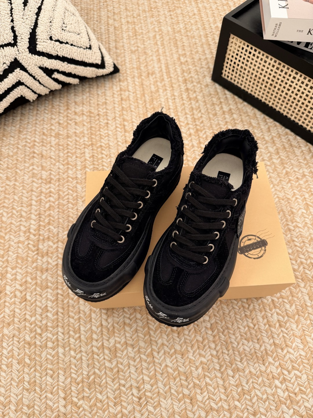 NO:818001,Wu Jianhao’s same black-tailed training shoes are really hard to hide!  6 colors are fully covered, whether it is classic panda color, simple black and white or personalized contrasting colors, you can easily choose sweet and cool style, casual style, and street style~ The shoe shape really knows how to match the party!  The widened shoes are very friendly to people with wide feet, and they can modify the foot shape without squeezing the feet; the soft elastic soles are very comfortable on the feet, and there is no pressure for daily commuting or shopping. The hand-damaged raw edges + the iconic black tail design are full of details and full of retro atmosphere. Whether worn with jeans, sweatpants or short skirts, they are super eye-catching when worn alone or as a couple, and they will make a photo in any photo!  Looks and comfort are both online, you won’t step into trouble when you close your eyes. Size: 35-40 for women, 40-45 for men, couples. Casual shoes/sports shoes, sneakers, skirts, jeans19860909吴建豪同款黑尾德训鞋真的藏不住了！6种配色全覆盖,不管是经典熊猫色、简约黑白还是个性撞色,甜酷风、休闲风、街头风都能轻松拿捏～ 鞋型真的太懂穿搭党！加宽鞋型对宽脚星人超友好,不挤脚还能修饰脚型；软弹鞋底上脚巨舒服,日常通勤、逛街暴走都无压力. 手工破坏毛边+标志性黑尾设计,细节感拉满,复古氛围直接拉满. 不管搭牛仔裤、运动裤还是短裙,单穿、搭情侣款都超吸睛,随便拍都出片！ 颜值与舒适度双在线,闭眼入都不踩雷 码数:女款35—40男款40—45情侣款.,休闲鞋/运动鞋,sneakers,skirts,jeans,Women's Shoes