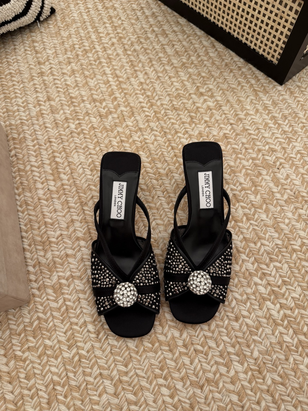 NO:818044,Jimmy Choo Siva crystal ball square-toe open-toe mules 5cm slip-on slippers for women. Upper: satin/sheep goat/glossy leather, decorated with Swarovski grade A rhinestones/crystals. Some versions use glitter fabric to enhance the luster. The lining and padding are made of sheepskin, which is soft and skin-friendly and not easy to wear on the feet after long-term wear. The heel is curved/thick heel design, and the outer layer is wrapped in the same material fabric, which is consistent with the style of the shoe body.  Size: 34-42 (34.40.41.42 customized), high heels and slippers, jimmy choo, swarovski, high heels, slippers, sheepskin, sheep19860909Jimmy Choo Siva 水晶球方头露趾 穆勒鞋 5cm 一字拖鞋 女款 鞋面:缎面/羊猄/亮面皮革,搭配施华洛世奇A级水钻/水晶装饰,部分版本用闪粉面料提升光泽感. 内里&垫脚羊皮材质,柔软亲肤,长时间穿着不易磨脚. 鞋跟弧形/粗跟设计,外层包裹同材质面料,和鞋身风格统一. 码数:34-42码(34.40.41.42定做),高跟鞋拖鞋,jimmy choo,swarovski,high heels,slippers,sheepskin,sheep,Women's Shoes
