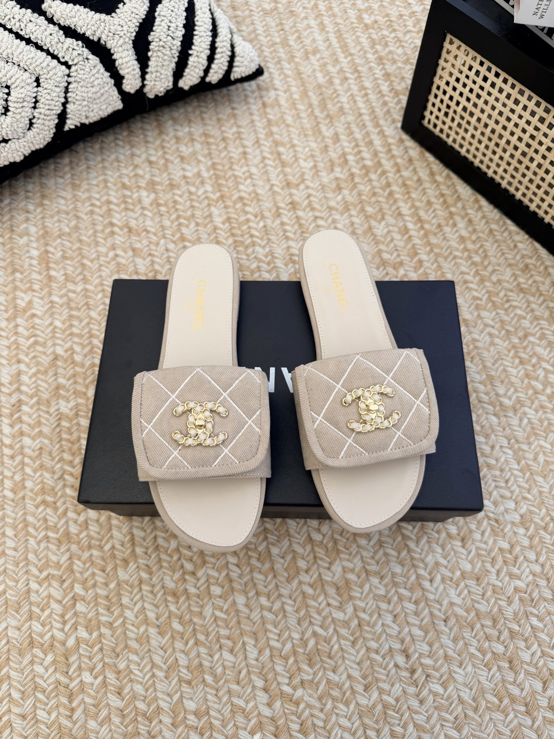 NO:817976,CHANEL Chanel 26S suede calfskin, open toe flats, mules, slippers 1.5cm, women's style, Xiaoxiang 2026 - new summer Chanel slippers, the romance of exquisiteness welded to the feet. Each pair hides French laziness, rhombus pattern + double C logo, classics that never go out of style. Summer happiness starts with a pair of good-looking sandals~  Size 35-41 (40.41 customized), slippers, chanel, chanel, slippers, cowhide19860909CHANEL香奈儿 26S 绒面小牛皮 露趾平底 穆勒鞋 一字拖鞋1.5cm 女款 小香2026--夏季新款香奈儿的拖鞋,是把精致焊在脚上的浪漫 每一双都藏着法式慵懒,菱格纹+双C标,经典永不过时 夏天的快乐,从一双好看的凉拖开始～ 码数35-41(40.41定做),拖鞋,chanel,chanel,slippers,cowhide,Women's Shoes