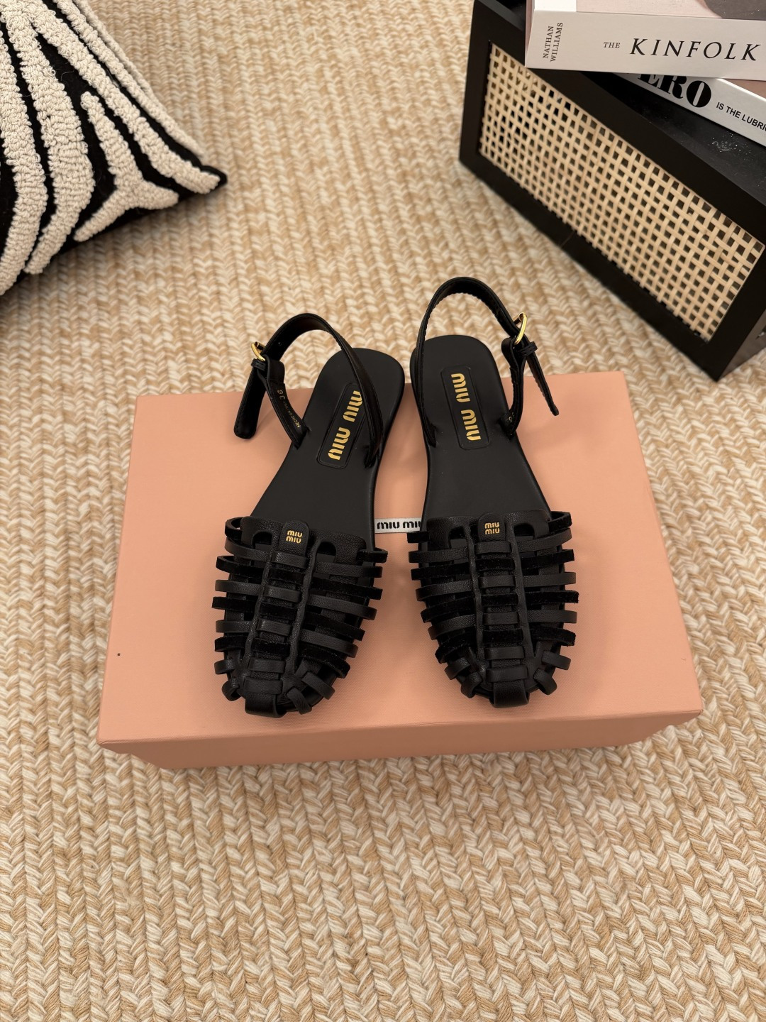 NO:817945,miumiu26's new retro Roman woven flats, with a versatile last shape and slim feet yyds. The shape is three-dimensional and full, comfortable on the feet and full of aura. The collision of retro leather and bows gives the French girl a sense of laziness. The pleated elastic band design takes into account both comfort and sophistication. The woven Roman style hand-woven craftsmanship is retro and full of texture. The minimalist design is full of details, which is the source of the sense of luxury. Size:  35-40 yards (40 customized), sandals, miumiu, sandals, flats19860909miumiu26新款复古罗马编织平底鞋 ,楦型百搭瘦脚yyds.造型立体饱满,上脚舒适 气场十足,复古皮革与蝴蝶结的碰撞,是法式少女的慵懒感. 褶皱松紧带设计,兼顾舒适与精致.编织罗马风手工编织工艺,复古又充满质感.极简的设计却藏着满满的细节,这才是高级感的来源. Size: 35-40码(40定做）,凉鞋,miumiu,sandals,flats,Women's Shoes