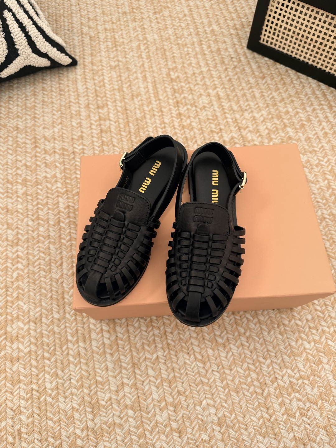 NO:817940,Miu Miu｜Miu Miu 26ss Roman woven sandals Miu Miu's Roman woven sandals are made of vintage distressed water-dyed cowhide leather, hand-woven upper + metal buckle, retro, elegant and breathable. The flat-bottom design is super comfortable for daily wear, and the empty back style is versatile in summer with skirts or casual pants!  The insole has the brand logo, perfect details, and has both texture and design. It is a fashionable and practical choice for outings and vacations in summer~ Water-dyed calfskin upper, sheepskin lining, code number 35-40, original molded rubber sole!  ,sandals,miumiu,sandals,skirts,cowhide,sheepskin19860909MiuMiu｜缪缪26ss罗马编织凉鞋 Miu Miu这款罗马编织凉鞋,选用复古做旧水染牛皮皮,手工编织鞋面+金属扣带,复古优雅又透气.平底设计,日常穿超舒适,后空款式夏天搭裙装或休闲裤都很百搭！ 鞋垫有品牌标志,细节满分,质感和设计感兼具,是夏季出街、度假的时尚实用之选～ 鞋面水染小牛皮 内里羊皮 码数35-40 原版开模橡胶底！,凉鞋,miumiu,sandals,skirts,cowhide,sheepskin,Women's Shoes
