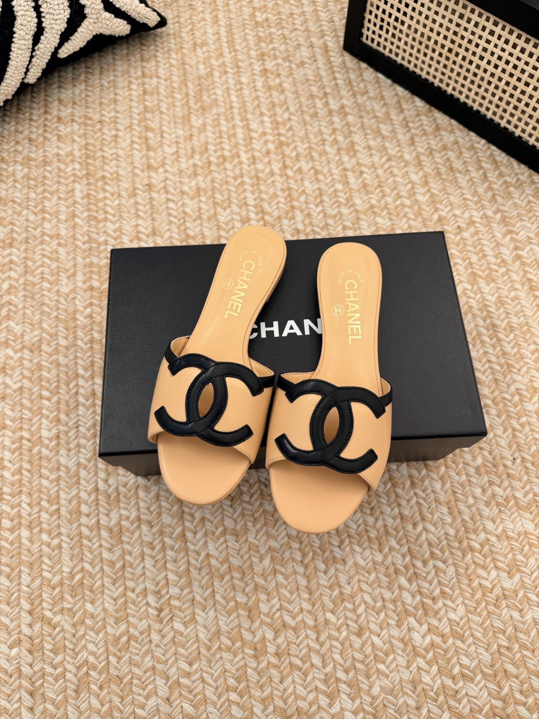 NO:817988,Chane*26 new large double C hollow sandals and flat slippers. The upper is decorated with the large double C logo, which is Xiaoxiang's classic design symbol. It has both a sense of sophistication and brand recognition. It is a flat-soled slip-on, with an open toe and a Muller shoe type. The design is simple and comfortable. The flat-bottom structure is suitable for daily casual scenes, and the shape of the strap can also modify the shape of the foot. The upper is made of imported sheepskin, the lining is sheepskin, and the Italian genuine leather outsole  Size: 35-39 (34.40.41.42 custom-made, non-refundable), slippers, chanel, slippers, sheepskin, Leather soles19860909Chane*26新款大双C镂空凉拖鞋蜜儿一字带平底拖鞋 鞋面装饰大双c标志,是小香的经典设计符号,兼具精致感与品牌辨识度.为平底一字拖,露趾+穆勒鞋型的设计简约舒适,平底结构适配日常休闲场景,一字带的造型也能修饰脚型. 鞋面采用进口羊皮,内里垫脚羊皮,意大利真皮大底 Size:35-39（34.40.41.42 定做不退换）,拖鞋,chanel,slippers,sheepskin,Leather soles,Women's Shoes