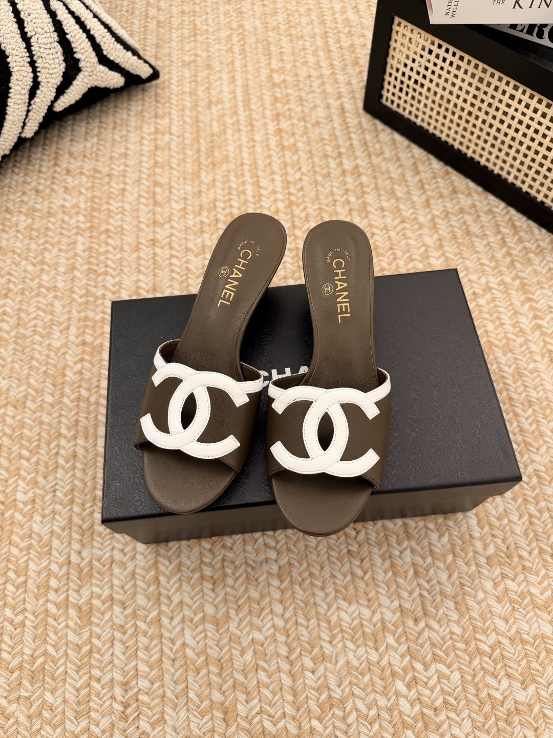 NO:817982,Chane*26 new large double C hollow cat heel sandals and flat slippers. The upper is decorated with the large double C logo, which is Xiaoxiang's classic design symbol. It has both a sense of sophistication and brand recognition. It is a flat-soled flip-flop with an open toe + Muller shoe type. The design is simple and comfortable. The flat-soled structure is suitable for daily casual scenes, and the shape of the strap can also modify the shape of the foot. The upper is made of imported sheepskin, the lining is sheepskin, and the Italian genuine leather outsole  Size: 35-39 (34.40.41.42 custom-made, non-refundable), slippers, chanel, slippers, sheepskin, Leather soles19860909Chane*26新款大双C镂空猫跟凉拖鞋蜜儿一字带平底拖鞋 鞋面装饰大双c标志,是小香的经典设计符号,兼具精致感与品牌辨识度.为平底一字拖,露趾+穆勒鞋型的设计简约舒适,平底结构适配日常休闲场景,一字带的造型也能修饰脚型. 鞋面采用进口羊皮,内里垫脚羊皮,意大利真皮大底 Size:35-39（34.40.41.42 定做不退换）,拖鞋,chanel,slippers,sheepskin,Leather soles,Women's Shoes