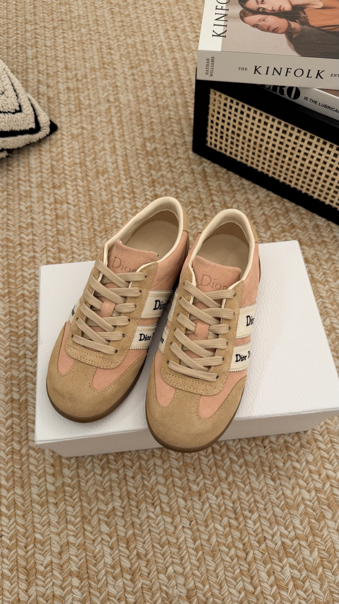 NO:818036,Dior Dior's latest 2026 casual moral training shoes, the most moral training shoes of the year, are made with the ultimate craftsmanship and are new at the counter at the same time. Every detail of the shoes is made with special care and is quite eye-catching. The elegant splicing elements highlight the good temperament!  The classic version is upgraded with exquisite color matching, adding a casual atmosphere, and exquisite lines, which can better reflect the family-style design language. Interspersed with exquisite lines, it perfectly fits the foot shape, naturally outlines the fashionable outline, achieves a visual impact, and fully interprets a different sports style!  The fabric is made of cow suede stitching and feels comfortable on the feet. The original rubber outsole is non-slip and wear-resistant!  Size35-41 (41 customized), casual shoes/sports shoes, dior, dior, sneakers19860909Dior 迪奥2026 最新款休闲德训鞋 年度最美德训鞋 工艺极致,同步专柜上新.鞋子的每一个细节都特别用心,相当惹眼,雅致的拼接元素,凸显不俗的气质！ 经典版型升级 精致配色,增添休闲的气息,精致的线条,无形之中能够更好体现出家族式的设计语言,穿插精致的线条 完美契合脚型,自然的勾勒出时尚的轮廓,达到视觉上的冲击效果,充分演绎不一样的运动风格！ 面料牛反绒拼接,脚感舒适,原版橡胶大底,防滑耐磨！ Size35-41（41订做）,休闲鞋/运动鞋,dior,dior,sneakers,Women's Shoes