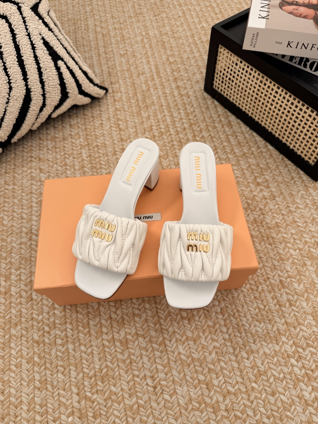 NO:817959,miumiu ss25 new arrival～ miu’s top quality 2025 summer genuine leather outsole slippers. The wrinkled leather processing technology is the classic technique of miu’s family, which highlights the natural texture of lambskin~ and makes the vision more refined. Material lambskin, lining sheepskin, sole Italian leather outsole, heel height 5cm, size women’s 35-40 (41 custom-made), slippers, miumiu, slippers, sheepskin, Leather  soles19860909miumiu ss25 new arrival～ miu家2025夏真皮大底拖鞋顶级精品 皱皱的皮革处理工艺是miu家的经典手法 凸显了小羊皮的天然质感~ 让视觉更精致  材质小羊皮 内里羊皮 鞋底意大利真皮大底 跟高5cm size 女35-40（41定做）,拖鞋,miumiu,slippers,sheepskin,Leather soles,Women's Shoes