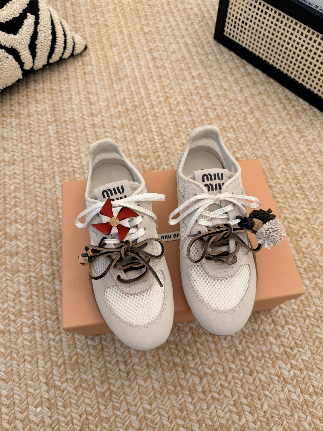 NO:817968,MiuMiu Miu Miu's latest spring and summer catwalk thin-soled shoes, casual shoes, popular among domestic and foreign bloggers, Xiaohongshu Grass Series, retro and fashionable, look great on the feet. Simple sports sneaker design, highly recognizable tongue, creating a sweet casual style of Buddhism~~ full of footwear, casual matching, long skirts, short skirts, shorts, wear a unique style~~ Upper cow suede mesh original molded non-slip outsole  Size 35-40, casual shoes/sports shoes, miumiu, sneakers, skirts, shorts19860909MiuMiu缪缪春夏最新走秀款薄底鞋 休闲鞋 超多明星网红种草 国内外博主刷爆的一款 小红书种草系列 复古又时髦上脚美炸了 简约的运动板鞋设计,极具辨识度的鞋舌,打造佛系甜美的休闲风~~上脚气场十足随意搭配,长裙,短裙,短裤,穿出与众不同的风格~~ 鞋面牛反绒网面 原版开模防滑大底 码数35-40,休闲鞋/运动鞋,miumiu,sneakers,skirts,shorts,Women's Shoes
