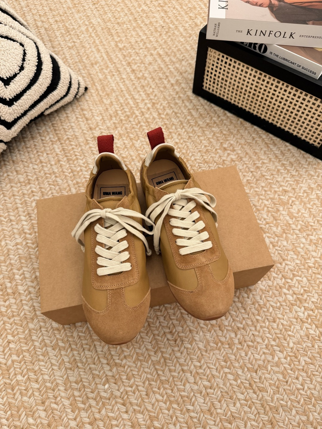 NO:818051,UMA WANG 2026 spring and summer latest retro strap moral training shoes. Many celebrity Internet celebrities have planted grass. The lining is fine lambskin, which is skin-friendly and has good breathability. The upper stitching and distressed effects are all hand-processed. The stitching is delicate and has a natural hand-made temperature, which reflects the craftsmanship standards of high-end designer brands.  It adopts a rubber outsole, which is soft and non-slip. It fits the foot when walking and takes into account the retro style and comfort. The low saturation color matching is very adaptable. It can be matched with suits and dresses to create a formal look, or it can be combined with jeans and sweaters to create a casual daily style. The upper is sheepskin stitched with cow suede. The inner mixed sheepskin original rubber outsole!  Size 35-40 (40 customized), casual shoes/sports shoes, sneakers, hoodie, sweatshirts, skirts, jeans, business suit, sheepskin19860909UMA WANG2026春夏最新款复古绑带 德训鞋 超多明星网红种草 内衬为细腻小羊皮,触感亲肤且透气性佳 鞋面拼接缝线、做旧效果均为手工处理,针脚细腻且带有自然的手工温度,体现了高端设计师品牌的工艺标准 采用橡胶大底,柔软且防滑,行走时贴合脚感,兼顾了复古造型与舒适度.低饱和度配色适配性极强,既能搭配西装、连衣裙打造正式造型,也能与牛仔裤、卫衣组合出随性日常风格鞋面羊皮拼接牛反绒 内里混种羊皮原版橡胶大底！ 码数35-40（40定做）,休闲鞋/运动鞋,sneakers,hoodie,sweatshirts,skirts,jeans,business suit,sheepskin,Women's Shoes