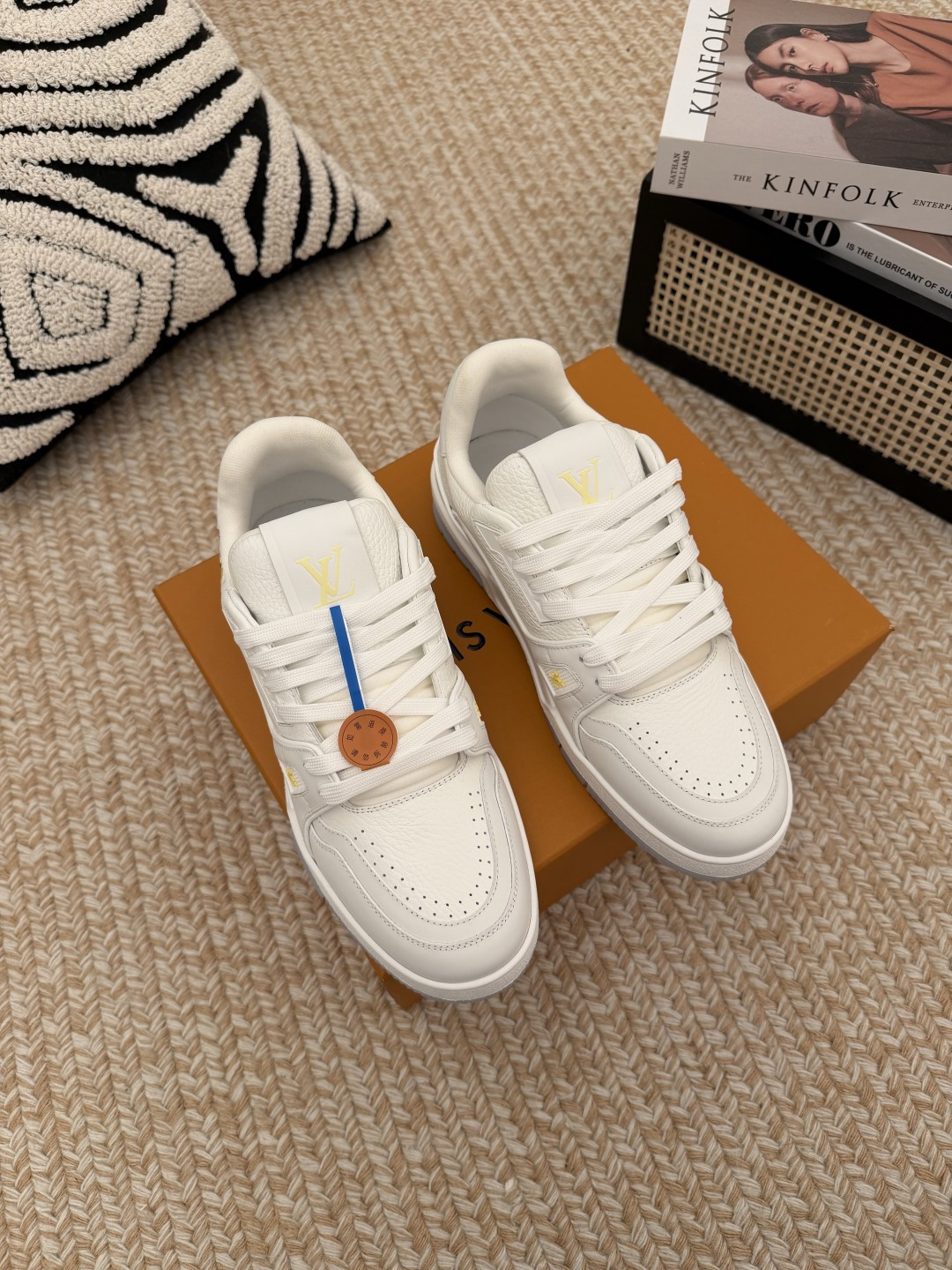 NO:818009,LOUIS VUITTON Trainer cow leather, floral embroidery pattern, round toe laces, low-top sneakers, the LV Trainer sneakers designed by Virgil Abloh, made an eye-catching appearance at the spring and summer men's wear show. The cow leather upper is combined with rough fabric laces, and colorful beads highlight the brand's classic elements. LV letters are marked on the tongue, and the Monogram floral outsole is mixed materials.  Made of first-layer cowhide, wrapped in imported custom-printed denim, thick shoelace design, large Monogram print on the side, 'lv 54' badges on the tongue and heel, rubber outsole decorated with Monogram flowers, mesh lining and cotton feet, the comfort is as extreme as ever, premium heritage, quality first, worth owning!  Size: Female 35-40 (40 customized) Male 38-46 (38.45.46 customized) (airplane box 10), casual shoes/sports shoes, louis vuitton, louis vuitton, sneakers, cowhide19860909LOUIS VUITTON Trainer 牛皮革 花卉刺绣图案 圆头系带 低帮 板鞋 VirgilAbloh笔下的LVTrainer运动鞋设计,在春夏男装秀场瞩目亮相.牛皮革鞋面结合粗犷织物鞋带,以缤纷串珠点明品牌经典元素.LV字母标注鞋舌,Monogram花卉栖身外底. 混合材质 采用头层牛皮制成,进口定制专用印花牛仔布包裹,粗鞋带系带设计,侧面带 Monogram 大印花, 鞋舌及后跟”lv 54“徽章点缀,橡胶外底饰有 Monogram 花卉, 网布内里棉垫脚,舒适性一如既往的达到极致,精品传承,品质至上,值得拥有！ 码数:女35-40码(40定做) 男38-46(38.45.46定做)（飞机盒10）,休闲鞋/运动鞋,louis vuitton,louis vuitton,sneakers,cowhide,Women's Shoes