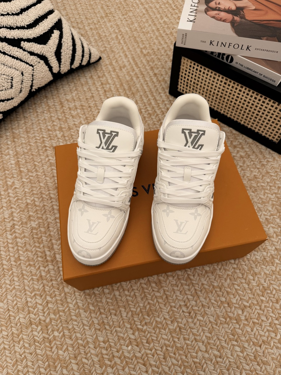 NO:818015,LOUIS VUITTON Trainer Visionary Journey Canvas Seoul Exclusive Puppy Tag Jindo Inu Round Toe Lace Low-top Sneakers The LV Trainer sneaker design written by Virgil Abloh made an eye-catching appearance at the spring and summer men's wear show. The cow leather upper is combined with rough fabric laces, and colorful beads highlight the brand's classic elements. LV letters are marked on the tongue, and Monogram floral outsole. Mixed materials  Made of first-layer cowhide, wrapped in imported custom-printed denim, thick shoelace design, large Monogram print on the side, 'lv 54' badges on the tongue and heel, rubber outsole decorated with Monogram flowers, mesh lining and cotton feet, the comfort is as extreme as ever, premium heritage, quality first, worth owning!  Size: Female 35-40 (40 customized) Male 38-46 (38.45.46 customized) (airplane box 10), casual shoes/sports shoes, louis vuitton, louis vuitton, sneakers, cowhide19860909LOUIS VUITTON Trainer Visionary Journey 帆布 首尔限定 小狗吊牌 珍岛犬 圆头系带 低帮 板鞋 VirgilAbloh笔下的LVTrainer运动鞋设计,在春夏男装秀场瞩目亮相.牛皮革鞋面结合粗犷织物鞋带,以缤纷串珠点明品牌经典元素.LV字母标注鞋舌,Monogram花卉栖身外底. 混合材质 采用头层牛皮制成,进口定制专用印花牛仔布包裹,粗鞋带系带设计,侧面带 Monogram 大印花, 鞋舌及后跟”lv 54“徽章点缀,橡胶外底饰有 Monogram 花卉, 网布内里棉垫脚,舒适性一如既往的达到极致,精品传承,品质至上,值得拥有！ 码数:女35-40码(40定做) 男38-46(38.45.46定做)（飞机盒10）,休闲鞋/运动鞋,louis vuitton,louis vuitton,sneakers,cowhide,Women's Shoes