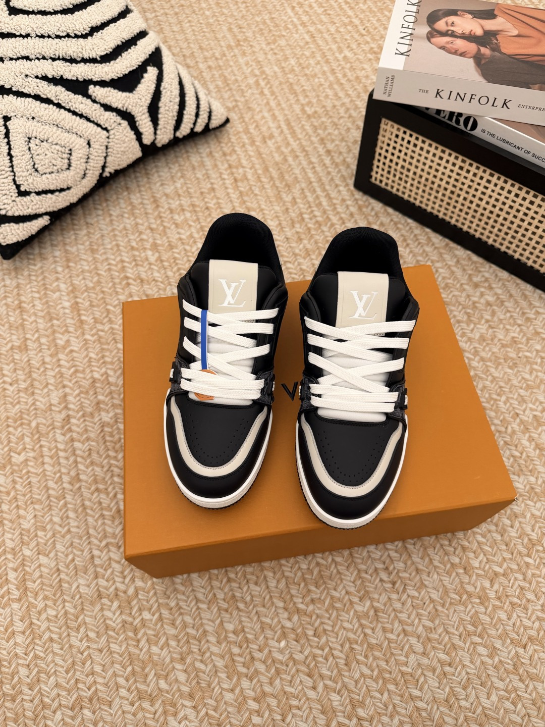 NO:818022,LOUIS VUITTON Trainer plain calfskin jacquard stitching low-top sneakers black The LV Trainer sneaker design written by Virgil Abloh made an eye-catching appearance at the spring and summer men's wear show. The cow leather upper is combined with rough fabric laces, and colorful beads highlight the brand's classic elements. LV letters are marked on the tongue, and the Monogram floral outsole is mixed materials.  Made of first-layer cowhide, wrapped in imported custom-printed denim, thick shoelace design, large Monogram print on the side, 'lv 54' badges on the tongue and heel, rubber outsole decorated with Monogram flowers, mesh lining and cotton feet, the comfort is as extreme as ever, premium heritage, quality first, worth owning!  Size: Female 35-40 (40 customized) Male 38-46 (38.45.46 customized) (airplane box 10), casual shoes/sports shoes, louis vuitton, louis vuitton, sneakers, cowhide19860909LOUIS VUITTON Trainer 素面小牛皮 提花拼接 低帮 板鞋 黑色 VirgilAbloh笔下的LVTrainer运动鞋设计,在春夏男装秀场瞩目亮相.牛皮革鞋面结合粗犷织物鞋带,以缤纷串珠点明品牌经典元素.LV字母标注鞋舌,Monogram花卉栖身外底. 混合材质 采用头层牛皮制成,进口定制专用印花牛仔布包裹,粗鞋带系带设计,侧面带 Monogram 大印花, 鞋舌及后跟”lv 54“徽章点缀,橡胶外底饰有 Monogram 花卉, 网布内里棉垫脚,舒适性一如既往的达到极致,精品传承,品质至上,值得拥有！ 码数:女35-40码(40定做) 男38-46(38.45.46定做)（飞机盒10）,休闲鞋/运动鞋,louis vuitton,louis vuitton,sneakers,cowhide,Women's Shoes