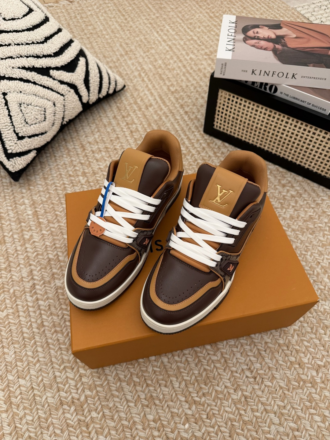 NO:818029,LOUIS VUITTON Trainer plain calfskin jacquard stitching low-top sneakers brown The LV Trainer sneaker design written by Virgil Abloh made an eye-catching appearance at the spring and summer men's wear show. The cow leather upper is combined with rough fabric laces, and the colorful beading highlights the brand's classic elements. LV letters are marked on the tongue, and the Monogram floral outsole is mixed materials.  Made of first-layer cowhide, wrapped in imported custom-printed denim, thick shoelace design, large Monogram print on the side, 'lv 54' badges on the tongue and heel, rubber outsole decorated with Monogram flowers, mesh lining and cotton feet, the comfort is as extreme as ever, premium heritage, quality first, worth owning!  Size: Female 35-40 (40 customized) Male 38-46 (38.45.46 customized) (airplane box 10), casual shoes/sports shoes, louis vuitton, louis vuitton, sneakers, cowhide19860909LOUIS VUITTON Trainer 素面小牛皮 提花拼接 低帮 板鞋 棕色 VirgilAbloh笔下的LVTrainer运动鞋设计,在春夏男装秀场瞩目亮相.牛皮革鞋面结合粗犷织物鞋带,以缤纷串珠点明品牌经典元素.LV字母标注鞋舌,Monogram花卉栖身外底. 混合材质 采用头层牛皮制成,进口定制专用印花牛仔布包裹,粗鞋带系带设计,侧面带 Monogram 大印花, 鞋舌及后跟”lv 54“徽章点缀,橡胶外底饰有 Monogram 花卉, 网布内里棉垫脚,舒适性一如既往的达到极致,精品传承,品质至上,值得拥有！ 码数:女35-40码(40定做) 男38-46(38.45.46定做)（飞机盒10）,休闲鞋/运动鞋,louis vuitton,louis vuitton,sneakers,cowhide,Women's Shoes