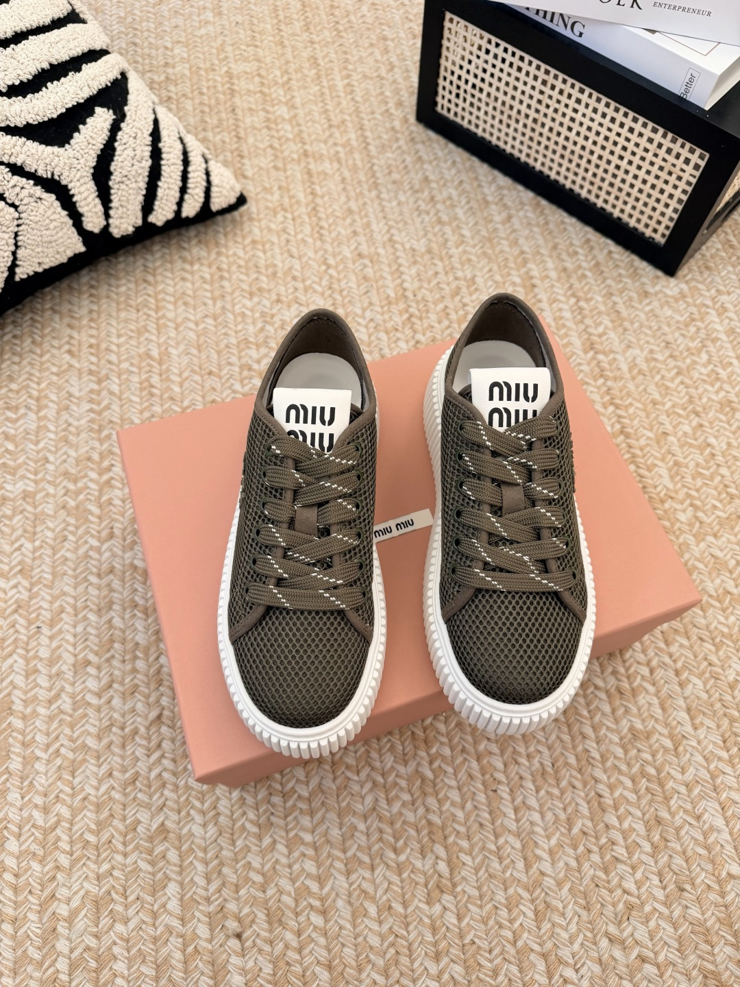 NO:816756,miumiu mesh biscuit shoes｜High-end ceiling for spring and summer. This wave of miumiu directly welds the 'light luxury and relaxation' on the feet. There are five limited colors available, so you can close your eyes without stepping on thunder!  [Navy Blue/Gray/Soft Pink/Coffee/Pure White] Each style accurately captures the spring and summer style, whether it is retro college, cool Morandi, sweet girl atmosphere or casual and relaxed style, it can be easily adapted. The original 1:1 mold re-enactment, mesh texture, shoe shape curvature, brand logo details restore the texture of the store. Mesh breathable fabric with top layer splicing, the upper foot is light and not sweaty, soft and elastic does not wear the feet.  The iconic thick-soled biscuit shoe shape has a hidden invisible heightening effect, and can quietly lengthen the leg line, and can be easily managed by small people. The full set of counter packaging is complete, and it is decent enough for gifting and keeping. Whether it is worn with jeans, sweatpants or a small skirt, it can be worn with a big-name relaxed feeling. It is a versatile shoe that will never be idle in the shoe cabinet. Sisters who know the difference can rush with their eyes closed and their hands are slow!  Size: 35-40 (40 is custom-made and cannot be returned or exchanged), casual shoes/sports shoes, miumiu, sneakers, skirts, jeans19860909miumiu 网面饼干鞋｜春夏高级感天花板 miumiu这波直接把「轻奢松弛感」焊在脚上,五款限定配色全齐,闭眼入不踩雷！【藏蓝/灰调/柔粉/咖色/纯白】每一款都精准拿捏春夏格调,不管是复古学院、清冷莫兰迪、甜妹氛围感还是随性松弛风,都能轻松适配 原版1:1开模复刻,网纱肌理、鞋型弧度、品牌标识细节还原专柜质感 网面透气面料搭配头层拼接,上脚轻盈不闷汗,软弹不磨脚 标志性厚底饼干鞋型,暗藏隐形增高效果,悄悄拉长腿线,小个子也能轻松驾驭 全套专柜包装配齐,送礼自留都足够体面 不管是配牛仔裤、运动裤还是小裙子,都能穿出大牌松弛感,是鞋柜里永远不会闲置的百搭神鞋,懂货的姐妹闭眼冲,手慢无！ 尺码:35-40码(40定做不退换),休闲鞋/运动鞋,miumiu,sneakers,skirts,jeans,Women's Shoes