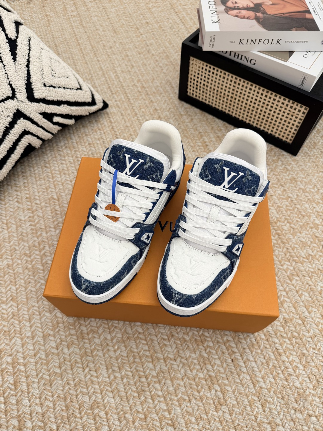 NO:816759,LOUIS VUITTON Trainer denim jacquard stitching low-top sneakers Virgil Abloh's LV Trainer sports shoe design made an eye-catching appearance at the spring and summer men's wear show. The cow leather upper is combined with rough fabric laces, and colorful beads highlight the brand's classic elements. LV letters are marked on the tongue, and Monogram floral outsole. Mixed materials Made of top-grain cowhide, imported custom-printed denim wrap, thick shoelace lace design, Monogram side straps  Large print, 'lv 54' badge embellishment on the tongue and heel, rubber outsole decorated with Monogram flowers, mesh lining and cotton pads, the comfort is as extreme as ever, premium heritage, quality first, worth owning!  Size: Women's 35-40 (40 customized) Men's 38-46 (38.45.46 customized), casual shoes/sports shoes, louis vuitton, louis vuitton, sneakers, cowhide19860909LOUIS VUITTON Trainer 牛仔面 提花拼接 低帮 板鞋 VirgilAbloh笔下的LVTrainer运动鞋设计,在春夏男装秀场瞩目亮相.牛皮革鞋面结合粗犷织物鞋带,以缤纷串珠点明品牌经典元素.LV字母标注鞋舌,Monogram花卉栖身外底. 混合材质 采用头层牛皮制成,进口定制专用印花牛仔布包裹,粗鞋带系带设计,侧面带 Monogram 大印花, 鞋舌及后跟”lv 54“徽章点缀,橡胶外底饰有 Monogram 花卉, 网布内里棉垫脚,舒适性一如既往的达到极致,精品传承,品质至上,值得拥有！ 码数:女35-40码(40定做) 男38-46(38.45.46定做),休闲鞋/运动鞋,louis vuitton,louis vuitton,sneakers,cowhide,Women's Shoes