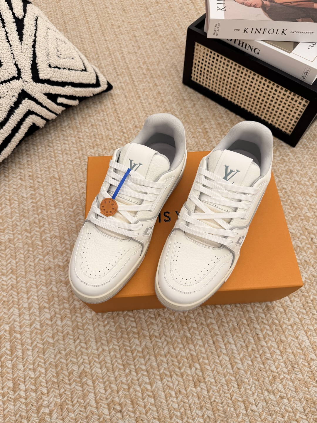 NO:816762,LOUIS VUITTON Trainer plain calfskin jacquard stitching low-top sneakers Virgil Abloh's LV Trainer sports shoe design made an eye-catching appearance at the spring and summer men's wear show. The cow leather upper is combined with rough fabric laces, and colorful beads highlight the brand's classic elements. LV letters are marked on the tongue, and the Monogram flower is on the outsole. Mixed materials Made of top-grain cowhide, imported custom-printed denim wrap, thick shoelace lace design, side straps  Monogram large print, 'lv 54' badge embellishment on the tongue and heel, rubber outsole decorated with Monogram flowers, mesh lining and cotton feet, comfort is as extreme as ever, premium heritage, quality first, worth owning!  Size: Women's 35-40 (40 customized) Men's 38-46 (38.45.46 customized), casual shoes/sports shoes, louis vuitton, louis vuitton, sneakers, cowhide19860909LOUIS VUITTON Trainer 素面小牛皮 提花拼接 低帮 板鞋 VirgilAbloh笔下的LVTrainer运动鞋设计,在春夏男装秀场瞩目亮相.牛皮革鞋面结合粗犷织物鞋带,以缤纷串珠点明品牌经典元素.LV字母标注鞋舌,Monogram花卉栖身外底. 混合材质 采用头层牛皮制成,进口定制专用印花牛仔布包裹,粗鞋带系带设计,侧面带 Monogram 大印花, 鞋舌及后跟”lv 54“徽章点缀,橡胶外底饰有 Monogram 花卉, 网布内里棉垫脚,舒适性一如既往的达到极致,精品传承,品质至上,值得拥有！ 码数:女35-40码(40定做) 男38-46(38.45.46定做),休闲鞋/运动鞋,louis vuitton,louis vuitton,sneakers,cowhide,Women's Shoes