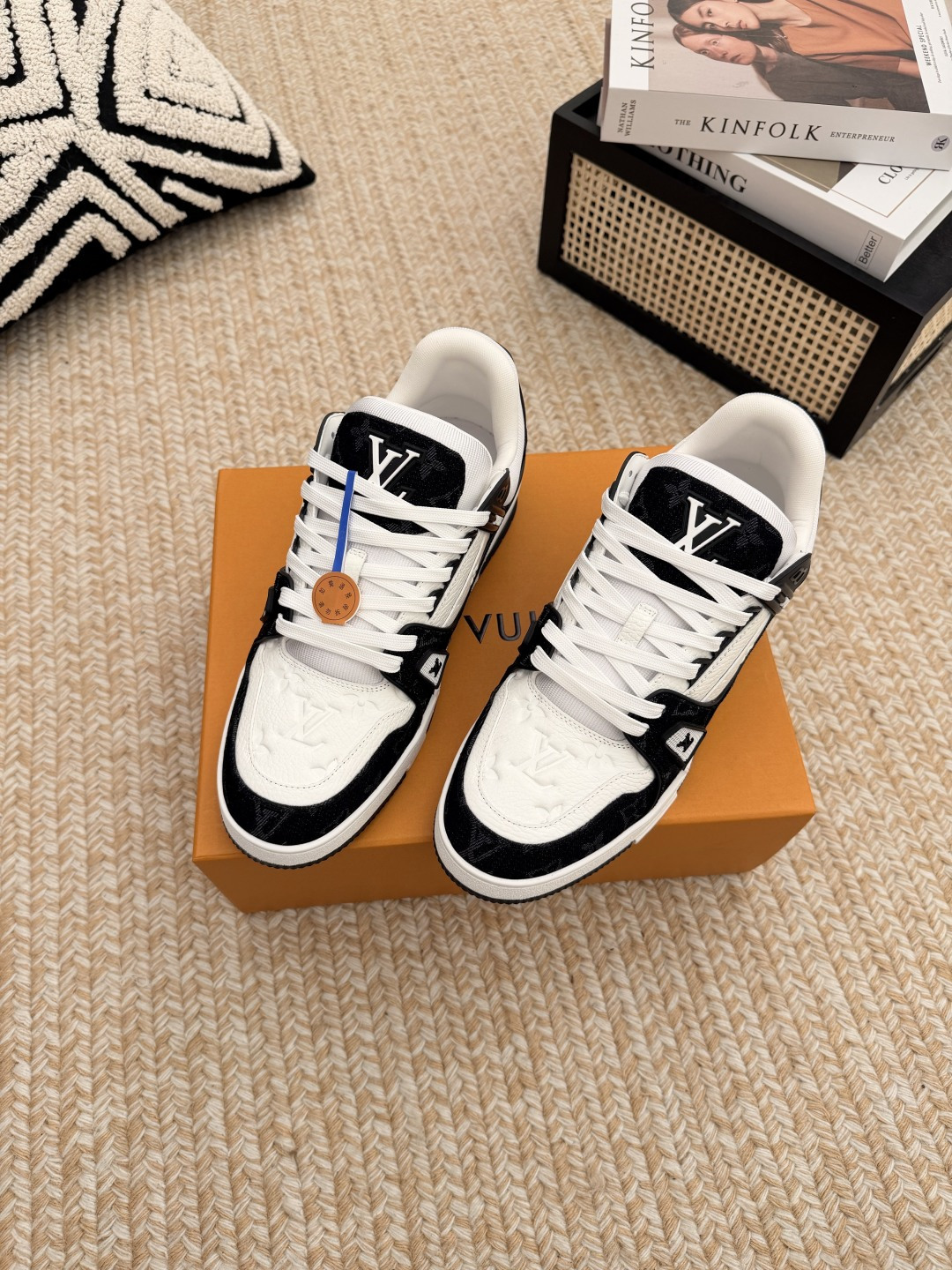 NO:816765,LOUIS VUITTON Trainer plain denim calfskin jacquard splicing low-top sneakers The LV Trainer sneaker design written by Virgil Abloh made an eye-catching appearance at the spring and summer men's wear show. The cow leather upper is combined with rough fabric laces, and colorful beads highlight the brand's classic elements. LV letters are marked on the tongue, and the Monogram floral outsole is mixed materials.  Made of first-layer cowhide, wrapped in imported custom-printed denim, thick shoelace design, large Monogram print on the side, 'lv 54' badges on the tongue and heel, rubber outsole decorated with Monogram flowers, mesh lining and cotton feet, the comfort is as extreme as ever, premium heritage, quality first, worth owning!  Size: Women's 35-40 (40 customized) Men's 38-46 (38.45.46 customized), casual shoes/sports shoes, louis vuitton, louis vuitton, sneakers, cowhide19860909LOUIS VUITTON Trainer 素面牛仔小牛皮 提花拼接 低帮 板鞋 VirgilAbloh笔下的LVTrainer运动鞋设计,在春夏男装秀场瞩目亮相.牛皮革鞋面结合粗犷织物鞋带,以缤纷串珠点明品牌经典元素.LV字母标注鞋舌,Monogram花卉栖身外底. 混合材质 采用头层牛皮制成,进口定制专用印花牛仔布包裹,粗鞋带系带设计,侧面带 Monogram 大印花, 鞋舌及后跟”lv 54“徽章点缀,橡胶外底饰有 Monogram 花卉, 网布内里棉垫脚,舒适性一如既往的达到极致,精品传承,品质至上,值得拥有！ 码数:女35-40码(40定做) 男38-46(38.45.46定做),休闲鞋/运动鞋,louis vuitton,louis vuitton,sneakers,cowhide,Women's Shoes