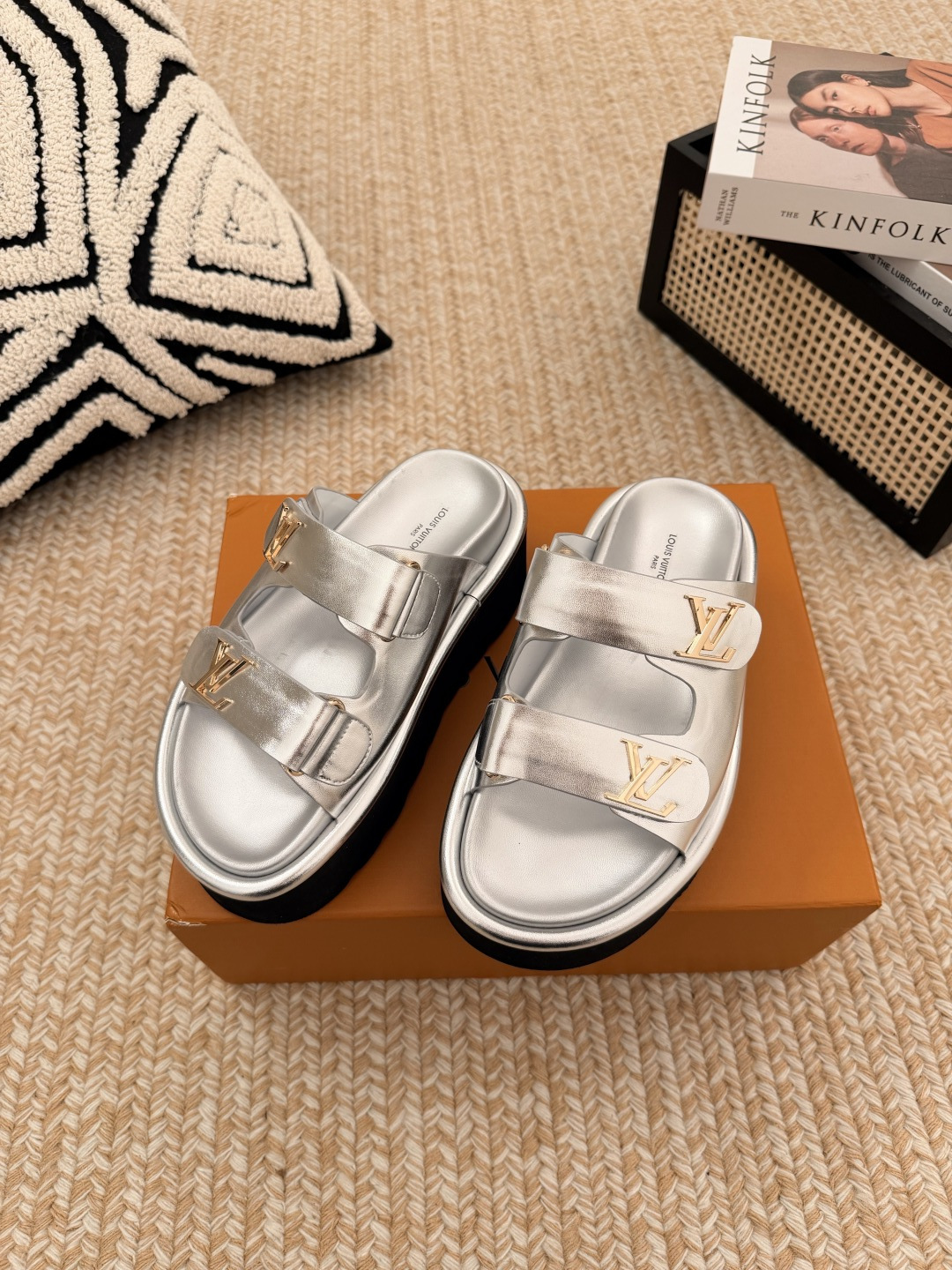 NO:817924,LV Louis Vuitton L Home Donkey Brand Pool Pillow Comfort Series Velcro Presbyopic Thick Sole Sandals Slippers Original purchase, development and production This Pool Pillow Comfort sandal is made of Monogram nylon, with elegant watercolor printing to create a refreshing summer style. The Louis Vuitton logo leather label is embellished with padded Velcro laces. Comfortable and tough insole and light micro outsole complete the whole package. Exquisite packaging at the delivery counter. Fabric: Original customized technical fabric fabric  Original open-molded EVA foam outsole, sole thickness 6CM Size: women's size 35-44, slippers, louis vuitton, louis vuitton, louis vuitton, louis vuitton, sandals, slippers19860909LV路易威登 L家 驴牌Pool Pillow Comfort系列 魔术贴 老花 厚底 凉鞋 拖鞋 原版购入开发 做货 本款 Pool Pillow Comfort 凉拖取材 Monogram 锦纶,以淡雅水彩印花营造清爽夏日格调.路易威登标识皮革标签点缀加衬魔术贴鞋带.舒适韧性鞋垫与轻盈微型外底完善整体 配送专柜精美包装 面料:原版定制科技织物面料 鞋底原版开模EVA发泡大底 底厚6CM Size:女款35-44码,拖鞋,louis vuitton,louis vuitton,louis vuitton,louis vuitton,sandals,slippers,Women's Shoes