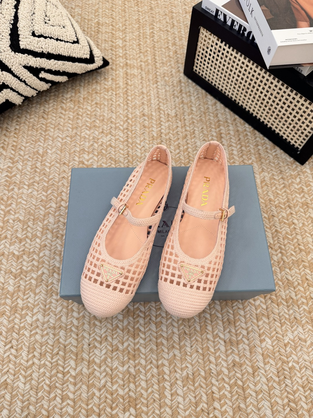 NO:817918,PRADA 2026 new knitted mesh hollow casual shoes. The new crochet sports thin-soled shoes perfectly combine the popular thin soles and crochet elements. They are equipped with a simple Prada triangle logo. They are comfortable and versatile. The summer relaxation is easy to hold due to the light and breathable crochet craftsmanship of the upper. Size 35-40 (41.42 custom-made and non-returnable), Mary Jane, prada, mary jane19860909PRADA 2026新款针织网面镂空休闲鞋 全新的钩针运动薄底鞋把流行的薄底和钩针元素完美结合 搭配简单的Prada三角logo 舒适百搭 夏日松弛感有了它轻松拿捏鞋面轻盈透气的钩织工艺. 码数35-40码(41.42定做不退换),玛丽珍,prada,mary jane,Women's Shoes