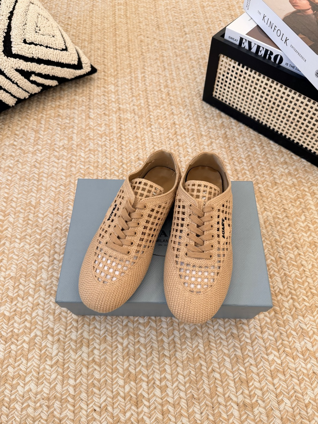 NO:817912,PRADA 2026 new knitted mesh hollow moral training shoes and casual shoes, the new crochet sports thin sole shoes perfectly combine the popular thin soles and crochet elements. They are equipped with a simple Prada letter logo. They are comfortable and versatile. The summer relaxation is easy to hold. The light and breathable nylon crochet craftsmanship of the upper allows the feet to breathe freely~ The rubber soles are non-slip and wear-resistant, and the 5mm heel height is comfortable and not tiring!   The leather ramp insole fits the shape of your foot, making it comfortable to wear for a long time!  !   Easily switch styles [Like R], suitable for every outfit in spring and summer. Sizes 35-41 (40.41 custom made, non-refundable), casual shoes/sports shoes, prada, sneakers19860909PRADA 2026新款针织网面镂空德训鞋休闲鞋 ,全新的钩针运动薄底鞋把流行的薄底和钩针元素完美结合 搭配简单的Prada字母logo 舒适百搭 夏日松弛感有了它轻松拿捏鞋面轻盈透气的尼龙钩织工艺,让双脚自在呼吸～  橡胶鞋底防滑耐磨,5mm跟高舒适不累脚！  皮质坡道鞋垫贴合脚型,久穿也自在！！  轻松切换风格[赞R],适配春夏每一种穿搭. 码数35-41码(40.41定做不退换),休闲鞋/运动鞋,prada,sneakers,Women's Shoes
