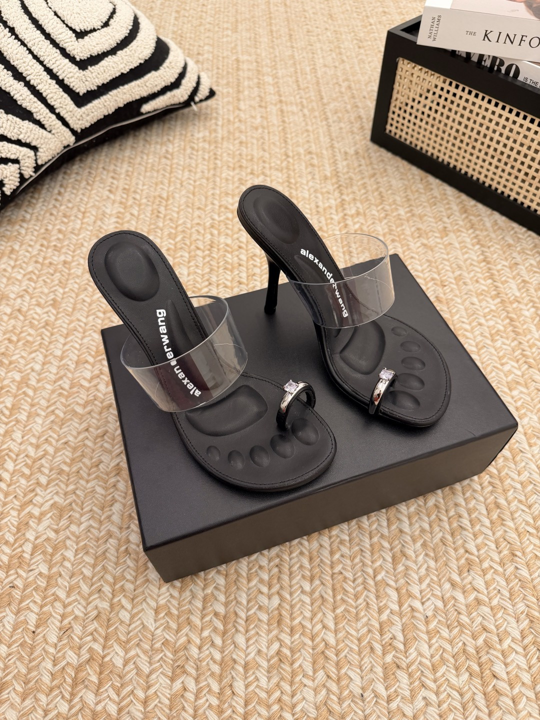 NO:818002,King new style!  Alexander Wang high-heeled shoes for women are made of the original 1:1 material of the Alexander Wang high-heeled shoes. The concave-convex massage insole is equipped with a rubber-injected logo. It is paired with the trendiest large head and high-elastic injection molding material. It is the perfect match for a queen!  The comfort is overwhelming and the beauty is really beautiful. The flip-flops are full of fashion and are really beautiful ~ The letter logo design is very special!  The original materials are easy to handle!  Upper imported calfskin plus TPU lining: imported sheepskin, foot pads imported sheepskin, heel height 10.cm. Original original Italian imported through-dyed genuine leather outsole, size 35-39 (34.40.41.42.43), high heels and slippers, alexander wang, high heels, slippers, cowhide, sheepskin, Leather soles19860909大王 新款！Alexander Wang亚历山大王高跟鞋女士奢侈品Alexande* Wang原版1:1的材料 凹凸感带按摩的鞋垫配上注胶 Logo 搭配最潮大头+高弹注塑材料,女王的绝佳搭配！舒服感爆棚,美是真的美,夹脚凉拖鞋,时尚感满满的, 真的很美～字母logo设计很特别！ 原厂材料很好驾驭！ 鞋面进口小牛皮加TPU 内里:进口绵羊皮 垫脚进口羊皮 跟高10.cm . 鞋底原版意大利进口透染真皮大底 码数35-39（34.40.41.42.43定）,高跟鞋拖鞋,alexander wang,high heels,slippers,cowhide,sheepskin,Leather soles,Women's Shoes