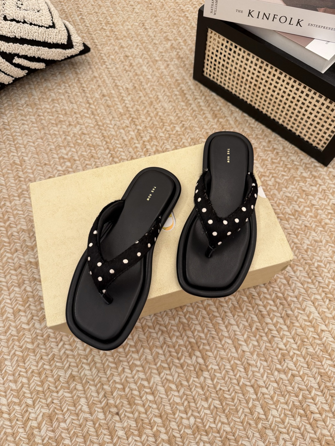 NO:817989,The row flat slippers, flip-flops, simple milky white polka-dot flip-flops, delicate horsehair high-end texture, soft elastic footbed, not tired after long walks, polka-dot elements with retro atmosphere, relaxing at home, suitable for daily outings, versatile and easy to wear, close your eyes, horsehair upper, imported sheepskin lining, rubber outsole, code number 35-40 (40 customized, non-refundable), split-toe shoes, slippers, sheepskin19860909The row平底拖鞋 夹脚人字拖 简约奶白波点人字拖 细腻马毛高级质感 软弹鞋床久走不累 波点元素自带复古氛围 居家放松 日常出街都适配 百搭不挑穿搭 闭眼入 鞋面马毛 内里进口羊皮  鞋底橡胶大底 码数35-40（40定做不退换）,分趾鞋,slippers,sheepskin,Women's Shoes
