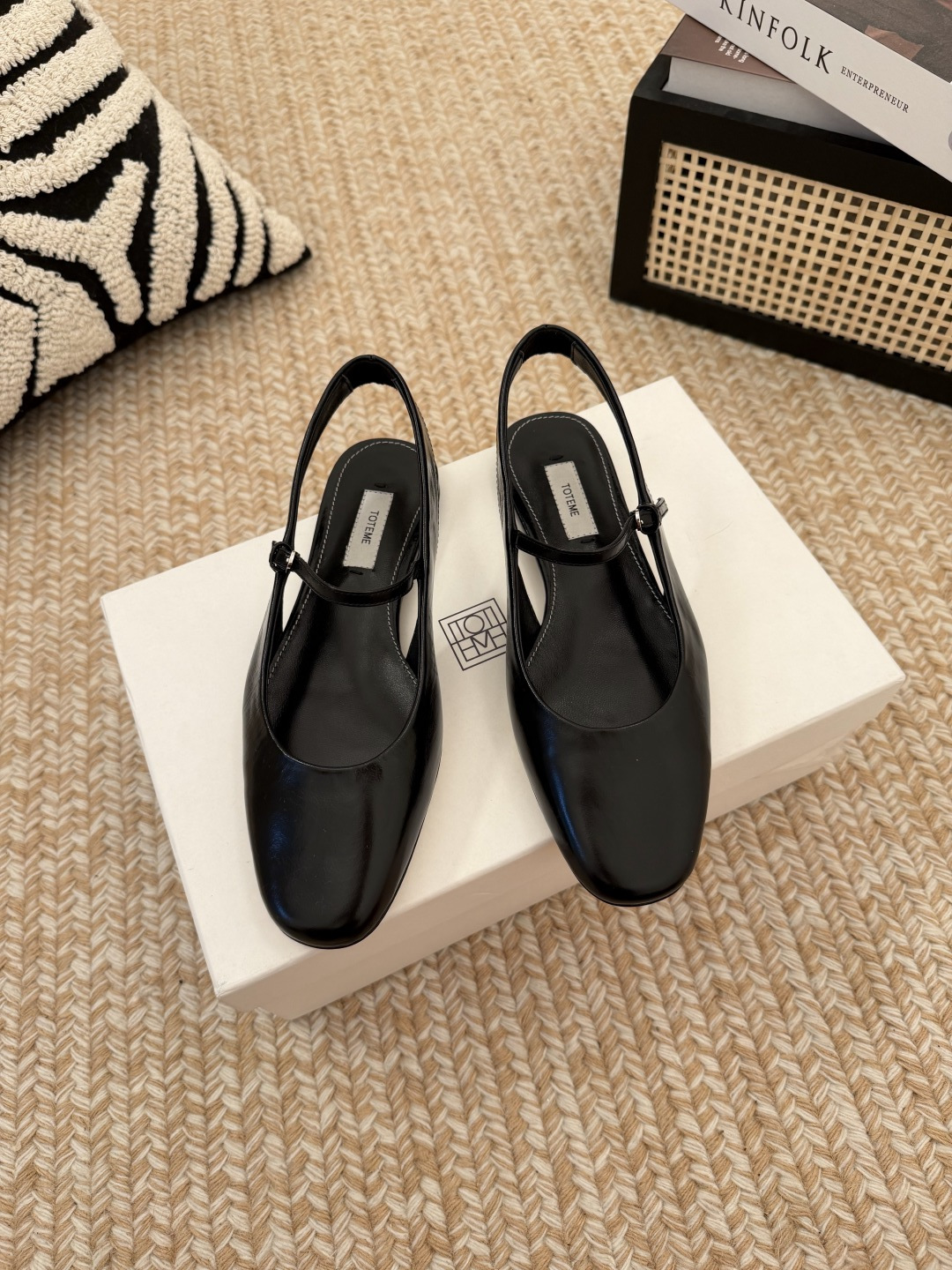 NO:817983,Black square toe Mary Jane sandals with the same design as Toteme!  Delicate leather texture, retro one-line buckle + empty back design, elegant and non-procrastinating, soft soles that are not tiring after long walks, versatile for commuting and dating, a must-have for spring and summer shoe cabinets, show your temperament without being picky about your outfit, black/white/dark brown three colors, 35-40 (40 customized), sandals, sandals, mary jane19860909黑色方头玛丽珍凉鞋 Toteme同款设计！ 细腻真皮质感 复古一字扣+后空设计 优雅不拖沓 软底久走不累,通勤约会百搭 春夏鞋柜必备,显气质还不挑穿搭 黑/白/深棕三色 35-40（40定制）,凉鞋,sandals,mary jane,Women's Shoes