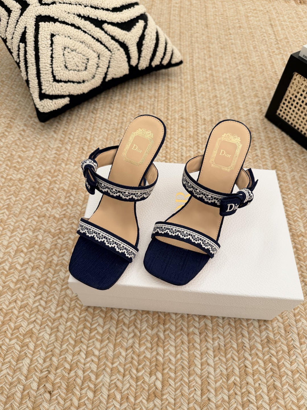 NO:817970,Christian Dior's new early spring lace-strap square-toe high-heeled shoes are an eye-catching retro design that perfectly blends Dior's delicacy and romance. The square-toe shoe shape perfectly modifies the foot shape, making the foot smaller instantly, and easily creating a slender and slender visual effect; the double-layer strap design is matched with exquisite lace, which is smart and age-reducing, and the bow details add a girlish touch. Every detail tells the brand's top craftsmanship.  Whether paired with a simple commuting suit, an elegant holiday dress, or casual jeans, you can easily capture the sense of relaxation and put a sense of luxury on your feet. You will be the focus wherever you go. Embroidered upper fabric, sheepskin lining, outsole, Italian genuine leather outsole, Size 35-42 (customized sizes 40, 41, and 42 are non-refundable), 10cm high heels, slippers, dior, dior, high heels, slippers, skirts, jeans, sheepskin, Leather  soles19860909Christian Dior 迪奥早春新款蕾丝绑带方头高跟鞋 一眼沦陷的复古设计,将迪奥的精致与浪漫完美融合.方头鞋型极致修饰脚型,秒显脚小,轻松打造纤细修长的视觉效果；双层绑带设计搭配精致蕾丝花边,灵动又减龄,蝴蝶结细节更添少女感,每一处都在诉说着品牌的顶级工艺. 无论是搭配简约的通勤套装、飘逸的度假长裙,还是休闲的牛仔裤,都能轻松拿捏松弛感,把高级感穿在脚上,走到哪里都是焦点. 鞋面刺绣面料 内里羊皮 大底意大利真皮大底 Size35-42码（40、41、42码定制不退换）跟高10cm,高跟鞋拖鞋,dior,dior,high heels,slippers,skirts,jeans,sheepskin,Leather soles,Women's Shoes