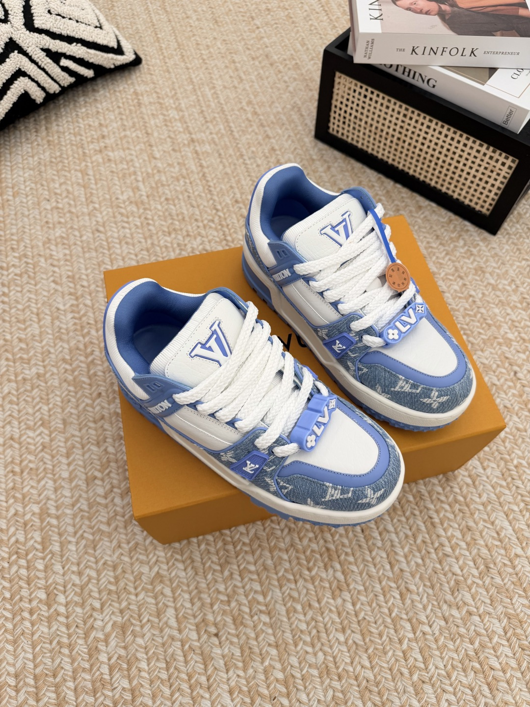 NO:817965,LV Donkey Brand L's latest catwalk style Chubby Chubby Chubby Trainer MAXI Bread Shoes Skateboard Shoes Casual Couple Style Sports Shoes DIY Beading Original Purchase Developed Made Made of soft cow leather, this LV Trainer Maxi sneaker is made of soft cow leather. It reinterprets the original LV Trainer sneaker design with a large silhouette and convex outsole, and is inspired by retro basketball shoes. Rubber LV lettering on the upper, Monogram floral outsole.  Exquisite packaging at the delivery counter Fabric: Original custom imported first-layer cowhide Lining: Original custom breathable mesh lining Outsole: Original molded TPU combination outsole Sole thickness: 4CM Size: 35-46 (45.46 custom-made and non-refundable), casual shoes/sports shoes, louis vuitton, louis vuitton, louis vuitton, sneakers, cowhide19860909LV驴牌L家最新走秀款 胖墩墩 胖嘟嘟 胖丁TRAINER MAXI面包鞋 滑板鞋 休闲 情侣款 运动鞋 DIY串珠 原版购入开发 做货 本款 LV Trainer Maxi 运动鞋取材柔软牛皮革,以大号廓型和凸纹外底重绎原版 LV Trainer 运动鞋设计,演绎复古篮球鞋的灵感启发.橡胶 LV 字母标注鞋面,Monogram 花卉栖身外底. 配送专柜精美包装 面料: 原版定制进口头层牛皮 内里: 原版定制透气网里 大底: 原版开模TPU组合大底 底厚: 4CM Size: 35-46(45.46定做不退换),休闲鞋/运动鞋,louis vuitton,louis vuitton,louis vuitton,sneakers,cowhide,Women's Shoes
