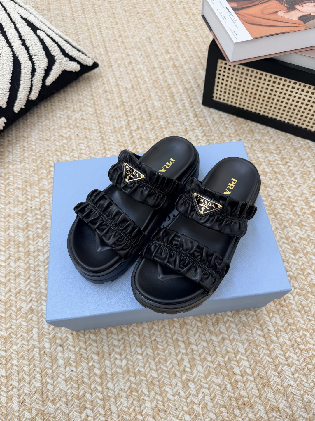 NO:817919,PRADA Matelassé sheepskin, round toe, open toe, 4.5cm slippers, women's model, imported fine-grained cowhide, mixed sheepskin lining, outsole, ultra-light foam sole (sole thickness 4.5cm, bottom platform 1cm), iconic triangle logo, original packaging size: 35-41 (40.41 custom-made, non-returnable), slippers, prada, prada, slippers, cowhide, sheepskin19860909PRADA普拉达 Matelassé 羊皮 圆头露趾 4.5cm 一字拖鞋 女款 面料进口细纹牛皮 内里混种羊皮 大底超轻发泡底（底厚4.5cm,底台1cm） 标志性三角标,原版包装 size:35-41码(40.41定做不退换),拖鞋,prada,prada,slippers,cowhide,sheepskin,Women's Shoes