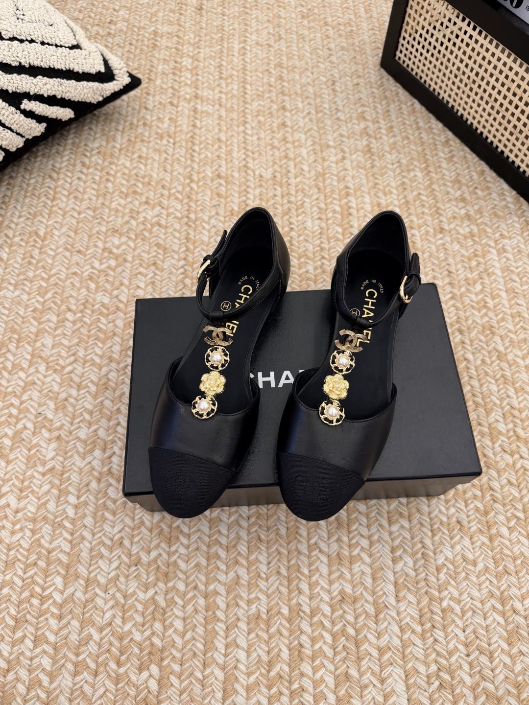 NO:819200,[CHANEL Chanel], Xiaoxiang's 2026 new spring and summer four-season loafers, school bag buckle sandals, top series, a must-have hot item for fragrance families in spring, goddess series, with the elegant and ladylike temperament of Xiang family, super attractive and irresistible!  Upper imported mixed-breed sheepskin, high-quality textured original molded buckle + silver-plated hardware chain, inner foot pads imported lambskin, soft and highly comfortable, Italian genuine leather outsole, standard code 35 to 41 (.40.41 customized, non-refundable), sandals, chanel, chanel, chanel, loafers, sandals, sheepskin, Leather soles19860909【CHANEL香奈儿】, 小香2026新款春夏四季乐福鞋书包扣凉鞋,顶级系列 春季香家必备爆款,女神系列,拥有香家特色优雅名媛气质,超级耐看,让人无法抗拒！ 鞋面进口混种羊皮高级有质感原版开模扣+镀银五金链条 内里垫脚进口小羊皮,柔软2舒适性高 意大利真皮大底 标准码35一41(.40.41定做不退换),凉鞋,chanel,chanel,chanel,loafers,sandals,sheepskin,Leather soles,Women's Shoes