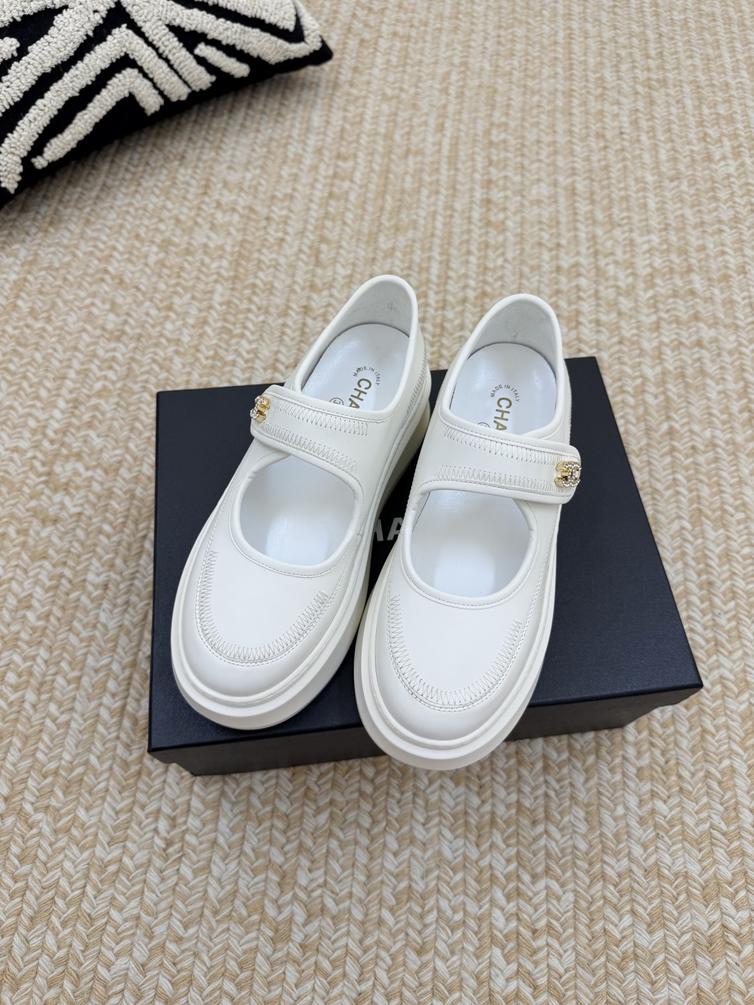 NO:927073,CHANEL Chanel 26ss spring and summer show Mary Jane thick-soled casual shoes are so popular at first sight that you can wear them freely according to the weather changes!  Put on socks to instantly transform into cute shoes for spring and summer!  Transform into a magical princess in seconds. The upper is made of imported cowhide. The lining is made of sheepskin. It feels super comfortable on the feet. The leather is very soft and skin-friendly. The original molded rubber outsole Size35-41 (customized for 40 and 41), Mary Jane, chanel, chanel, mary jane, cowhide, sheepskin19860909CHANEL 香奈儿 26ss 春夏秀款 玛丽珍 厚底 休闲鞋 第一眼看上就被种草了根据天气变化自由穿搭！套上袜套春夏秒变可爱单鞋！秒变魔法公主 鞋面采用进口牛皮 内里垫脚羊皮 脚.感超级舒服 皮料非常柔软亲肤 原版开模橡胶大底 Size35-41（40 41定制）,玛丽珍,chanel,chanel,mary jane,cowhide,sheepskin,Women's Shoes