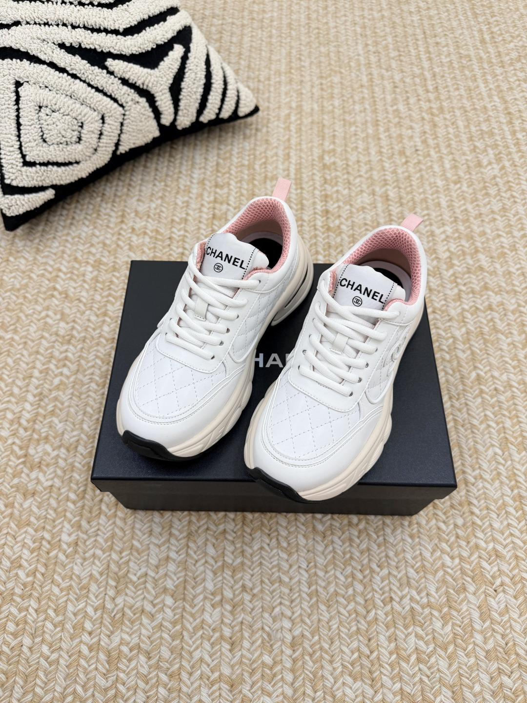 NO:927062,Chanel Chanel early spring vacation series latest casual sports shoes silver white, gold white, silver gray, black and red!  Incomparably beautiful and easy to wear, very light, super soft inside, super comfortable, breathable upper design, high-end color matching, versatile, leather upper and cloth stitching, breathable mesh inside, original foam combination outsole, size 35-40 (customized 40 non-refundable), casual shoes/sports shoes, chanel, chanel, sneakers, cowhide19860909chanel 香奈儿早春度假系列 最新款休闲运动鞋 银白,金白,银灰,黑红！无敌漂亮又好穿 非常轻便,内里也是超级软,超级舒服,鞋面透气设计,配色高级耐看 百搭 鞋面牛皮加布面拼接 内里透气网布 原版发泡组合大底 码数35-40码(40定做不退换),休闲鞋/运动鞋,chanel,chanel,sneakers,cowhide,Women's Shoes
