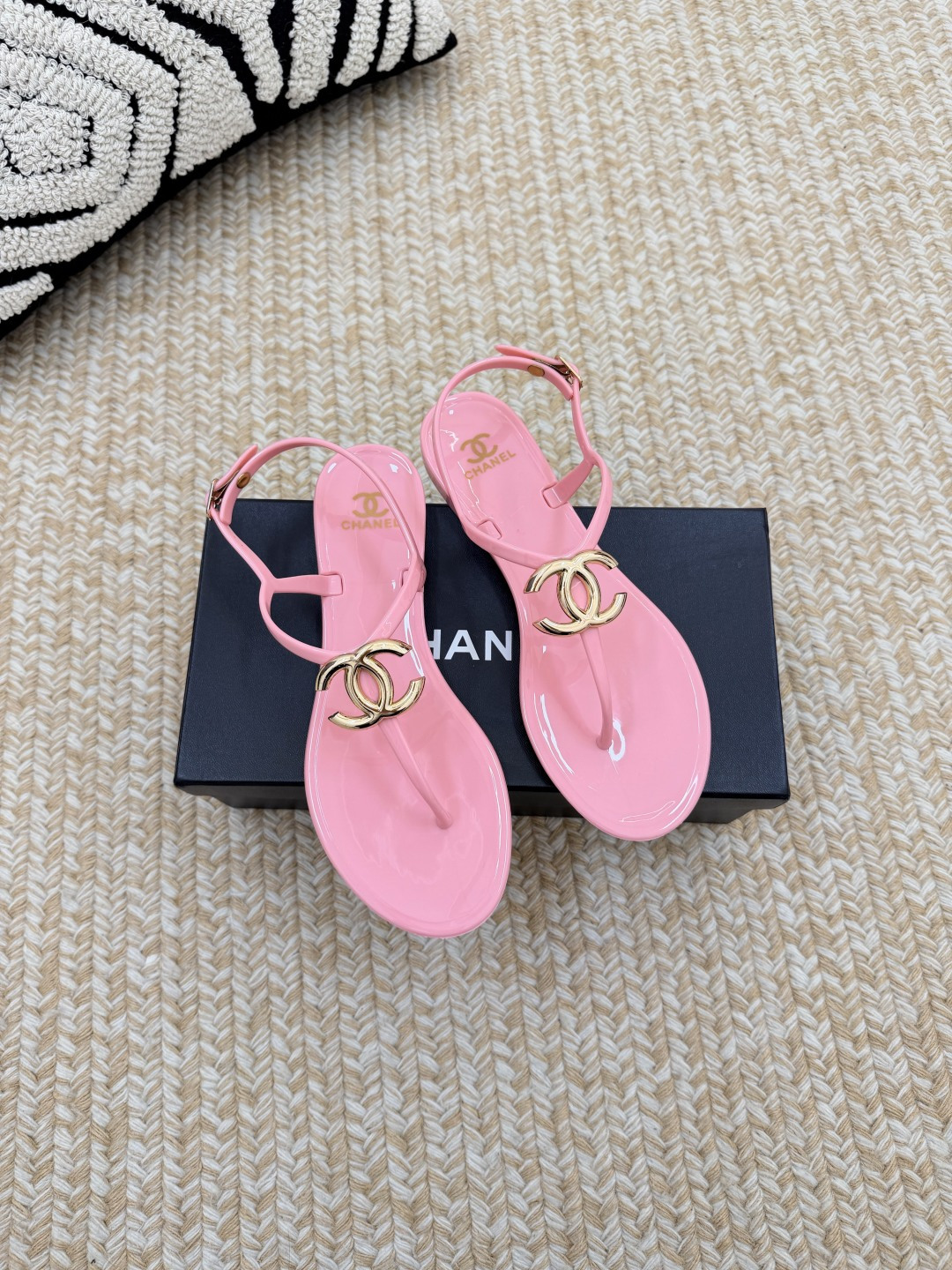 NO:927052,Xiaoxiangfeng double C diamond buckle clip-on transparent flip-flops/jelly slippers. The most beautiful transparent waterproof flip-flops/jelly shoes. Crystal PVC material~electroplated translucent film material~the most important thing is that it can touch water. It can touch water!  Cool on sunny days ~ dry on rainy days, seaside/vacation/relaxed and elegant, exquisite and fashionable, foreign style, small fragrance ~ great feeling on the feet ~ huge and comfortable, soft and light ~ suitable for daily travel at home or playing at the beach ~ perfect for summer. Size: 36-41 size. Material: environmentally friendly PVC, split-toe shoes, slippers19860909小香风双C钻扣夹脚透明人字拖鞋/果冻拖鞋 最美透明防水人字拖鞋/果冻鞋 水晶pvc材质～电镀透亮膜材质～最最重要 可碰水 可碰水！ 晴天凉爽～雨天干爽 海边/度假/松弛贵气 精致时髦洋气小香风～脚感超级好～巨巨舒适 柔软 轻盈 ～日常居家出行或海边沙滩玩耍～太适合夏天了 码数: 36-41码 材质: 环保PVC,分趾鞋,slippers,Women's Shoes