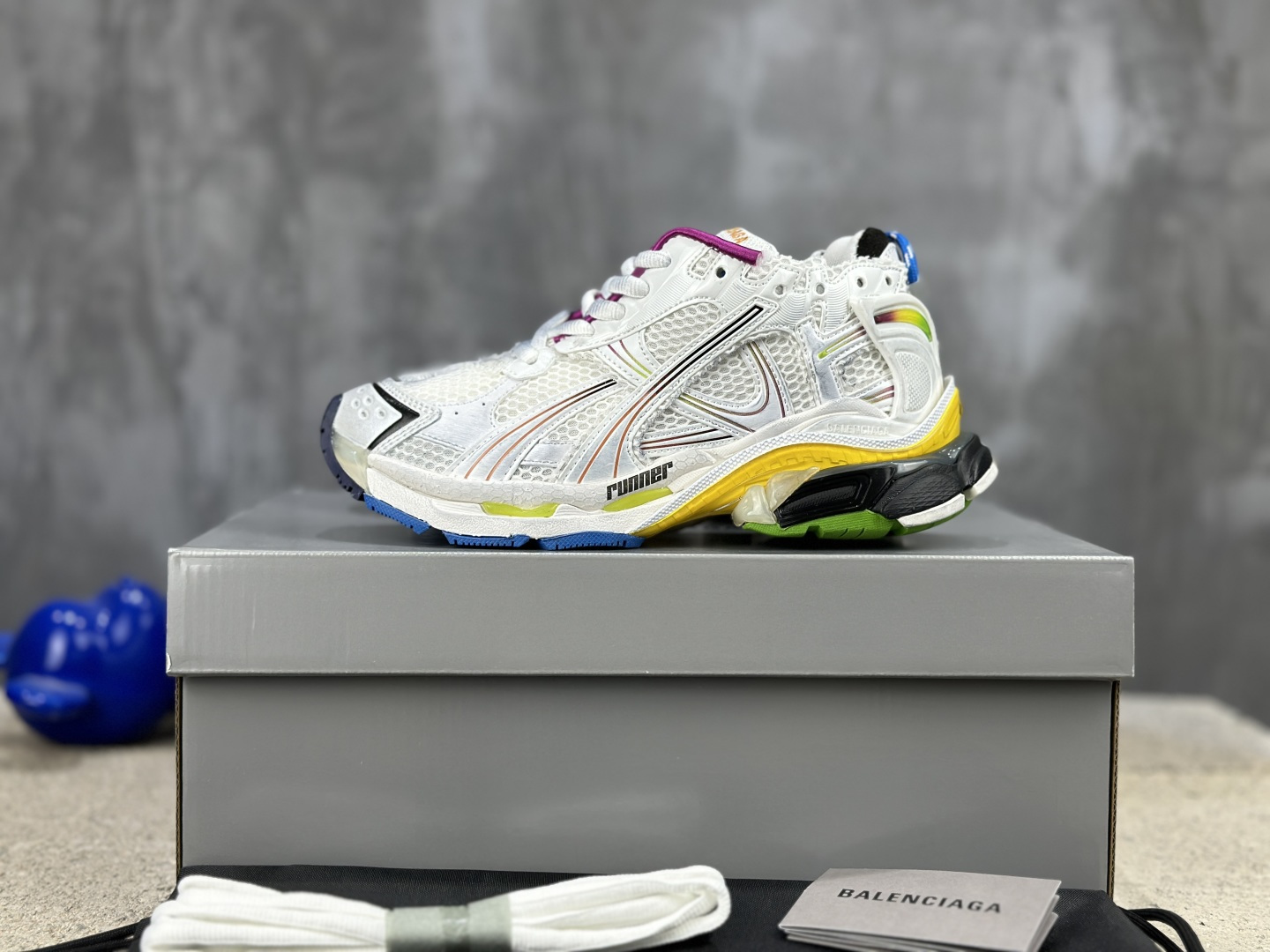 NO:553029,[Ready stock] Balenciaga 7.5th generation new BALENCIAGA Balenciaga-Runner shows designer Demna's sneaker style through details such as overflowing glue, distressing, and stitching. It uses a pair of 'old shoes' to convey a retro feel. The rear side panel and raised toe box show Demna's future vision in structure; the original large box restores 100% of the official configuration from the inside to the outside. The top-level version is specially designed to crush all versions, code number 35 36 37 38 39 40 41 42 43 44 45 46, sports shoes series, balenciaga, balenciaga, sneakers19860909【現貨】巴黎世家7.5代 新款BALENCIAGA 巴黎世家-Runner、是通过溢胶、做旧、缝线等细节,展示了设计师 Demna 的运动鞋风格,用一双「旧鞋」传递复古感,后侧板、翘起的鞋头,则展示了 Demna 在结构上的未来构想； 原装大盒从里到外一切百分百还原官方配置 顶级专供碾压一切版本码数35 36 37 38 39 40 41 42 43 44 45 46,运动鞋系列,balenciaga,balenciaga,sneakers,Men's shoes