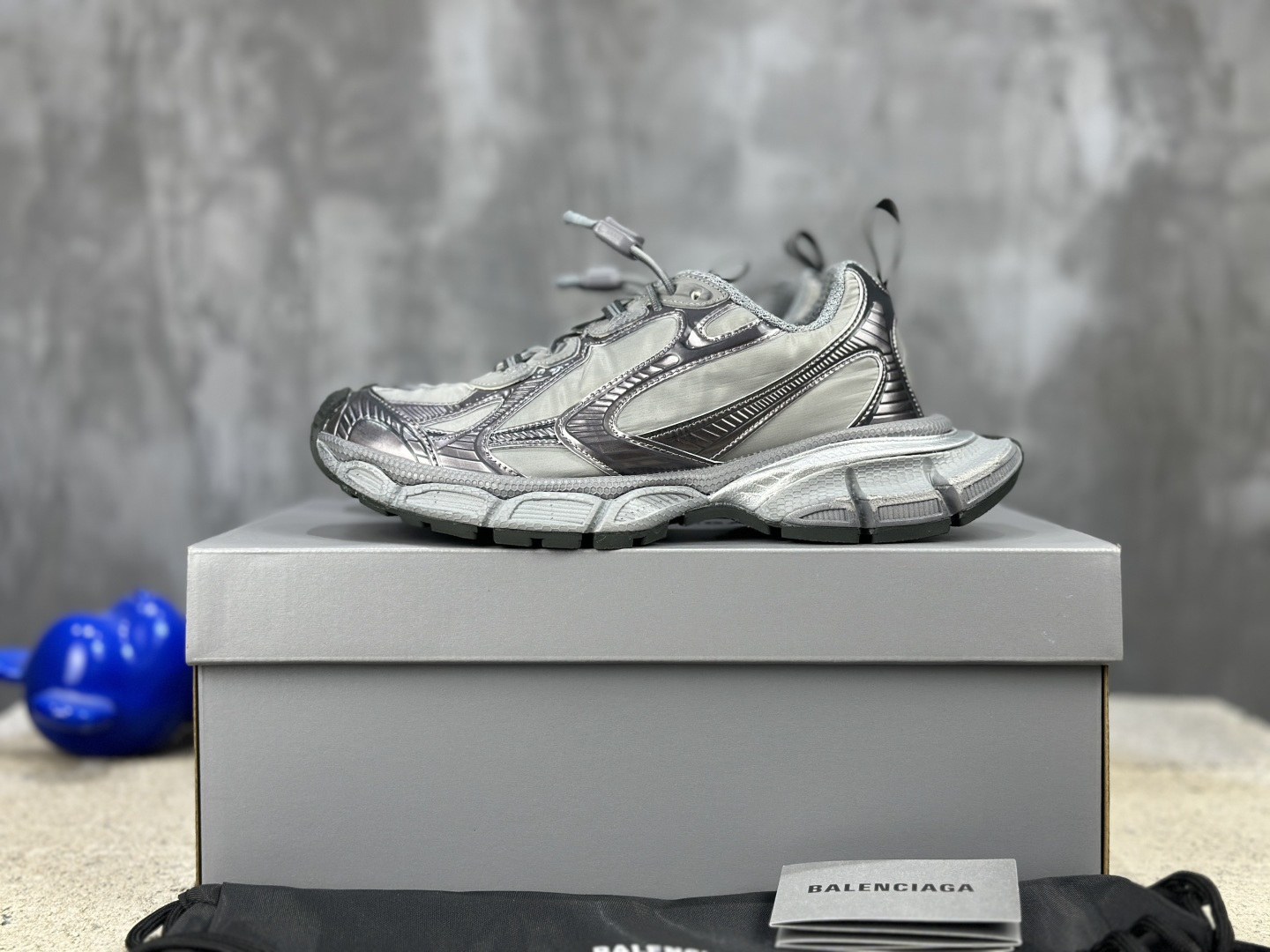 NO:553066,[In Stock] Drawstring Series Balenciaga Balenciaga 9th Generation Latest Hot Style 3XL Sneaker Series Couple Style Casual Dad Shoes Sports Shoes Original Purchase and Development Production Balenciaga 3XL Sneaker The overall shoe shape draws on the creative ideas of Balenciaga Track and Balenciaga Runner. It is equivalent to removing the outer frame of the Track shoe body while inheriting the streamlined shape and shape of the Runner. Track flat toe. A pair of tied shoelaces are added to the front of the shoe for concave shape. Developed from the original factory files, the details are accurately aligned with the official, the private model combination outsole comes in the original large box, and everything from the inside to the outside is restored to the official version. Fabric: Original customized imported technical fabric + mesh Inner lining: Original customized breathable mesh lining Outsole: Original molded ultra-light MD combination rubber sole, sole thickness: 5CM, size 35-46, sports shoe series, balenciaga, balenciaga, sneakers19860909【現貨】抽绳系列 Balenciaga巴黎世家 九代 最新爆款3XL Sneaker系列 情侣款 休闲 老爹鞋 运动鞋 原版购入开发 做货 Balenciaga 3XL Sneaker 整体鞋型汲取了Balenciaga Track和Balenciaga Runner两款鞋型的创作思路 相当于把 Track鞋身的外框拆了下来 同时继承了 Runner的流线造型和 Track扁平的鞋头.在鞋面前段另加了一副绑着的的鞋带 用作凹造型.原厂档案开发,细节精准对位官方,私模组合大底原装大盒,从里到外一切还原官方配 面料: 原版定制进口科技面料+网面 内里: 原版定制透气网里 大底: 原版开模超轻MD组合橡胶底 底厚: 5CM 尺码35-46,运动鞋系列,balenciaga,balenciaga,sneakers,Men's shoes