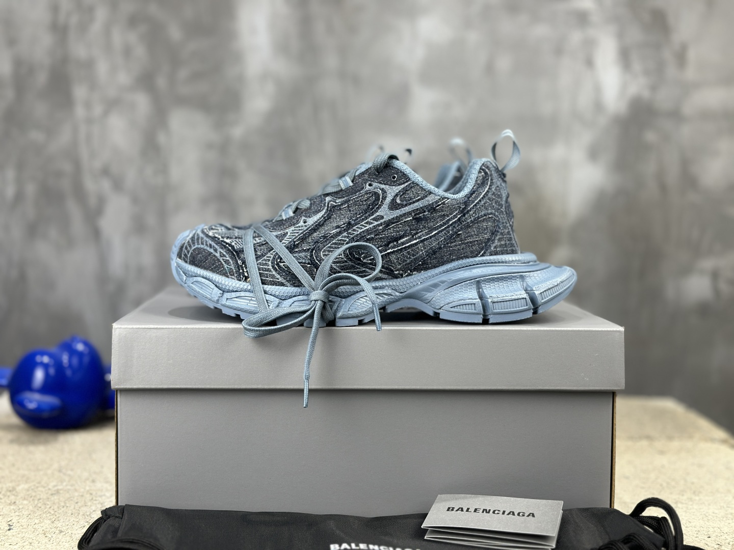 NO:553071,[Ready Stock] Denim Series Balenciaga 9th Generation Latest Popular 3XL Sneaker Series Couple Style Casual Dad Shoes Sports Shoes Original Purchase and Development Production Balenciaga 3XL Sneaker The overall shoe shape draws on the creative ideas of Balenciaga Track and Balenciaga Runner. It is equivalent to removing the outer frame of the Track shoe body while inheriting the streamlined shape and shape of the Runner. Track flat toe. A pair of tied shoelaces are added to the front of the shoe for concave shape. Developed from the original factory files, the details are accurately aligned with the official, the private model combination outsole comes in the original large box, and everything from the inside to the outside is restored to the official version. Fabric: Original customized imported technical fabric + mesh Inner lining: Original customized breathable mesh lining Outsole: Original molded ultra-light MD combination rubber sole, sole thickness: 5CM, size 35-46, sports shoe series, balenciaga, balenciaga, sneakers19860909【現貨】牛仔系列 Balenciaga巴黎世家 九代 最新爆款3XL Sneaker系列 情侣款 休闲 老爹鞋 运动鞋 原版购入开发 做货 Balenciaga 3XL Sneaker 整体鞋型汲取了Balenciaga Track和Balenciaga Runner两款鞋型的创作思路 相当于把 Track鞋身的外框拆了下来 同时继承了 Runner的流线造型和 Track扁平的鞋头.在鞋面前段另加了一副绑着的的鞋带 用作凹造型.原厂档案开发,细节精准对位官方,私模组合大底原装大盒,从里到外一切还原官方配 面料: 原版定制进口科技面料+网面 内里: 原版定制透气网里 大底: 原版开模超轻MD组合橡胶底 底厚: 5CM 尺码35-46,运动鞋系列,balenciaga,balenciaga,sneakers,Men's shoes