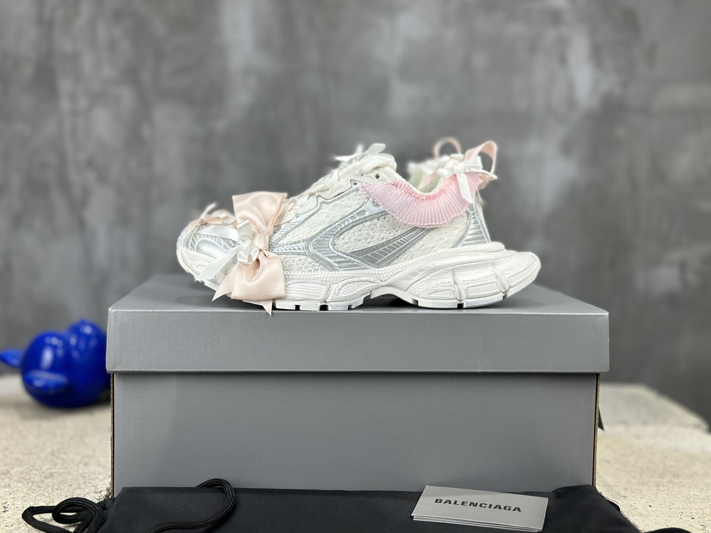 NO:711601,[In Stock] Bow Series Balenciaga Balenciaga 9th Generation Latest Popular 3XL Sneaker Series Couple Style Casual Dad Shoes Sports Shoes Original Purchase and Development Production Balenciaga 3XL Sneaker The overall shoe shape draws on the creative ideas of Balenciaga Track and Balenciaga Runner. It is equivalent to removing the outer frame of the Track shoe body while inheriting the streamlined shape and shape of the Runner. Track flat toe. A pair of tied shoelaces are added to the front of the shoe to serve as a concave shape. Developed from the original factory files, the details are accurately aligned with the official, the private mold combination outsole comes in the original large box, and everything from the inside to the outside is restored to the official version. Fabric: Original custom imported technical fabric + mesh. Inner lining: Original custom breathable mesh lining. Outsole: Original molded ultra-light MD combination rubber sole. Bottom thickness: 5CM. Size 35-46,,balenciaga,balenciaga,sneakers19860909【現貨】蝴蝶结系列 Balenciaga巴黎世家 九代 最新爆款3XL Sneaker系列 情侣款 休闲 老爹鞋 运动鞋 原版购入开发 做货 Balenciaga 3XL Sneaker 整体鞋型汲取了Balenciaga Track和Balenciaga Runner两款鞋型的创作思路 相当于把 Track鞋身的外框拆了下来 同时继承了 Runner的流线造型和 Track扁平的鞋头.在鞋面前段另加了一副绑着的的鞋带 用作凹造型.原厂档案开发,细节精准对位官方,私模组合大底原装大盒,从里到外一切还原官方配 面料: 原版定制进口科技面料+网面 内里: 原版定制透气网里 大底: 原版开模超轻MD组合橡胶底 底厚: 5CM 尺码35-46,,balenciaga,balenciaga,sneakers,Men's shoes