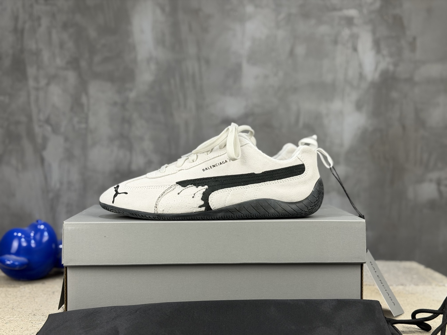 NO:778238,Purely original Balenciaga x Puma Speedcat Balenciaga co-branded low-top casual shoes. High-end retail exclusive for quality. Sizes 36 37 38 39 40 41 42 43 44 45 46. Note that the threads are for style design and are not defective!  No returns or exchanges if cut off,,balenciaga,balenciaga19860909纯原 Balenciaga x Puma 彪马 Speedcat 巴黎世家联名款低帮休闲鞋 高端零售专供品质 尺码36 37 38 39 40 41 42 43 44 45 46 注意该款线头为款式设计,非瑕疵！剪掉不允退换,,balenciaga,balenciaga,Men's shoes