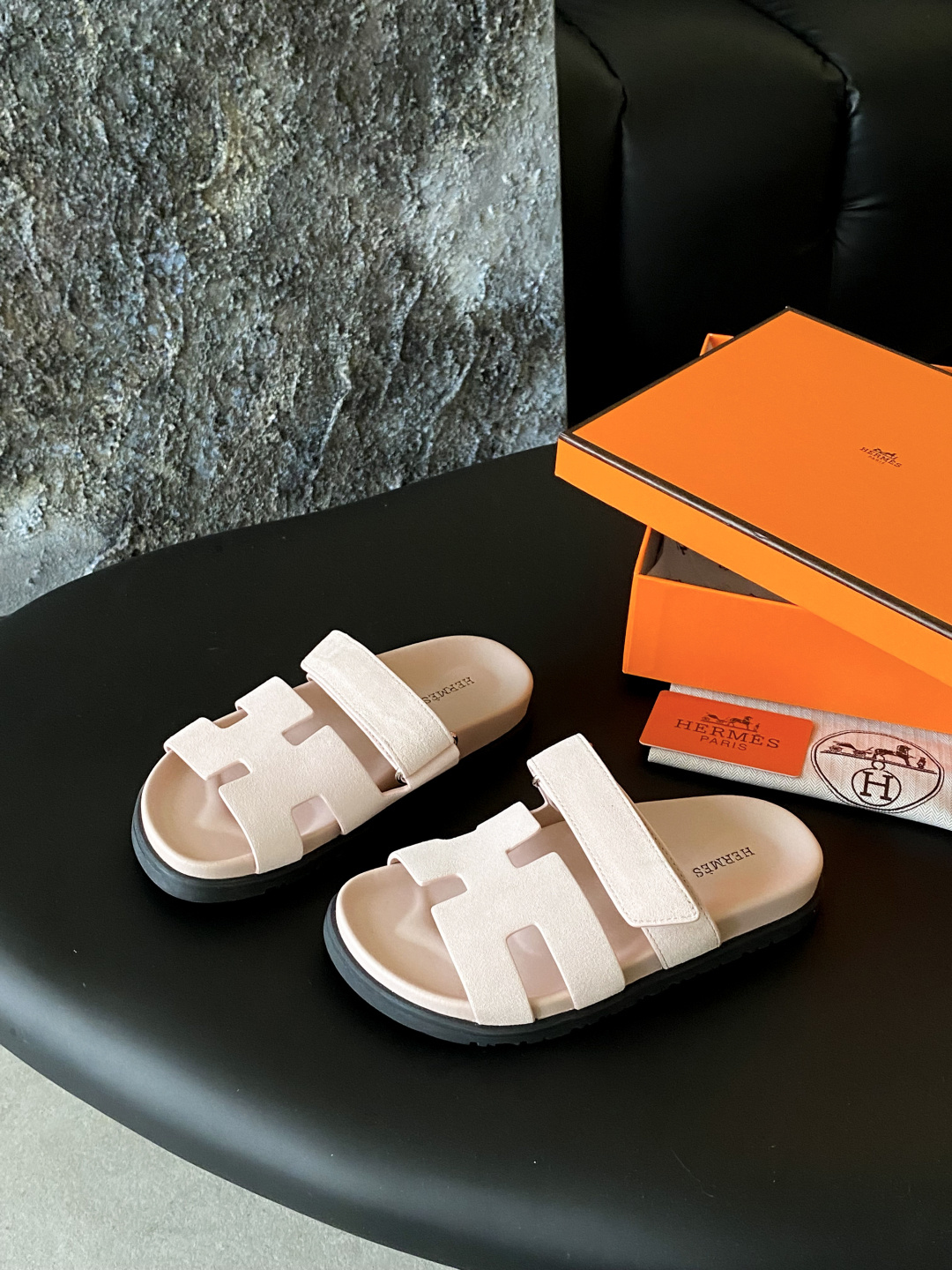 NO:233014,Hermes Second Uncle Tow, a must-have light luxury leather slipper in summer. Dopamine slippers will add a touch of light luxury to your summer!  This pair of second uncle slippers are made of original cowhide leather, with delicate texture and good breathability, allowing you to keep your feet refreshed while wearing it comfortably. The black and white tassel style is simple and fashionable. The Velcro design easily adjusts the elasticity and tightness, making every step comfortable. Whether it is for daily going out or when you are casual at home, it can be perfectly competent. Moreover, these slippers are not only suitable for girls, but also for boys!  The summer is hot, let these pair of sandals become your feet savior. Size 35--44 (45 can be customized without return or exchange), slippers, hermes, slippers, cowhide19860909爱马仕二舅拖 夏日必备轻奢真皮拖鞋 多巴胺拖鞋,给你的夏日增添一丝轻奢享受！ 这双二舅拖鞋,采用原厂牛皮,质感细腻,透气性佳,让你在穿着舒适的同时,也能保持脚部的清爽.黑白流苏款式,简约又不失时尚感,魔术贴设计,轻松调节松紧,让每一步都走得自在. 无论是日常出门,还是在家休闲时穿着,它都能完美胜任.而且,这双拖鞋不仅适合女生,男生也能找到合适的尺码哦！ 夏日炎炎,让这双凉拖鞋成为你的脚部救星 码数35---44（45可订做不退不换）,拖鞋,hermes,slippers,cowhide,Women's Shoes