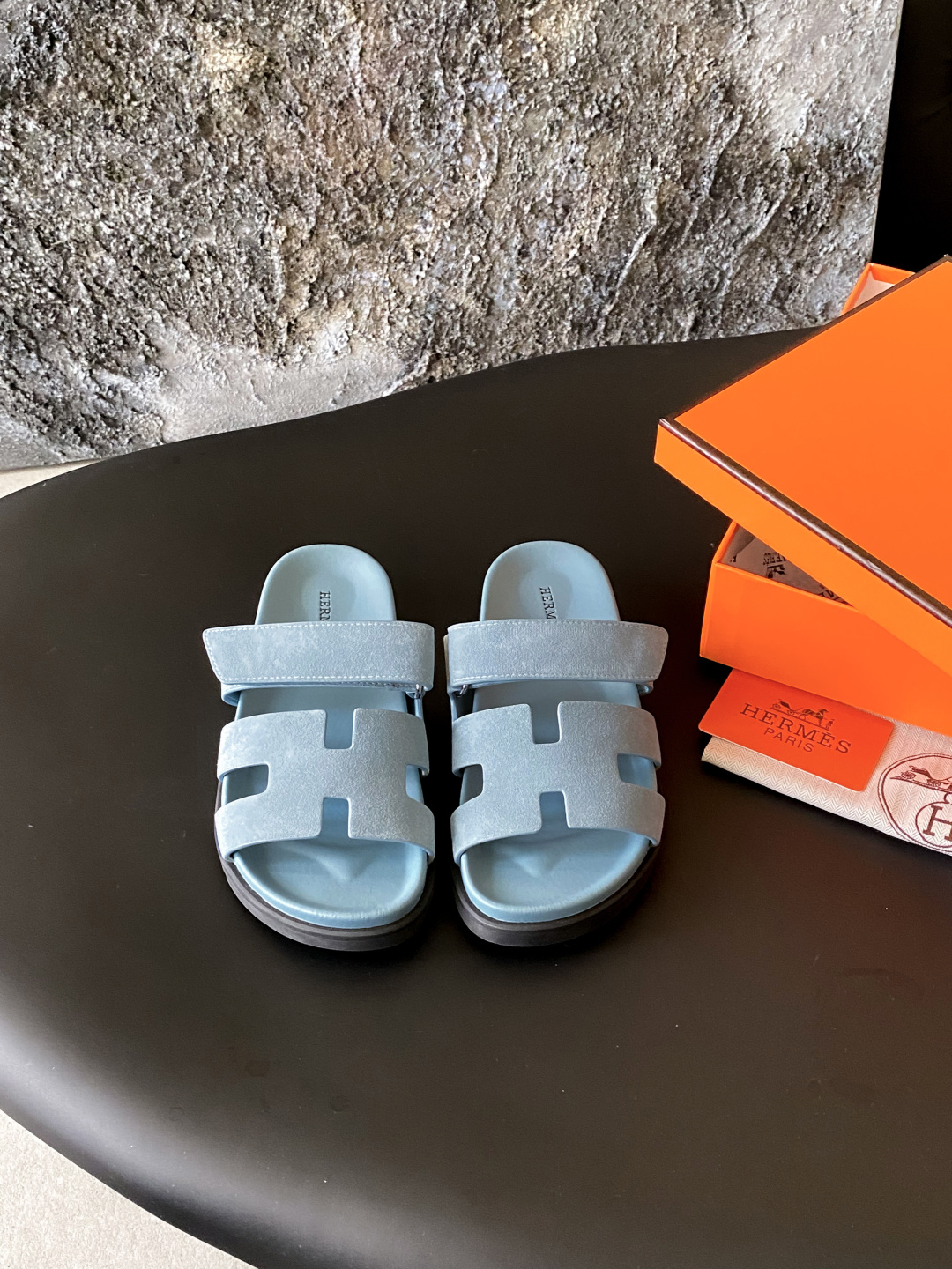 NO:222789,Hermes Second Uncle Tow, a must-have light luxury leather slipper in summer. Dopamine slippers will add a touch of light luxury to your summer!  This pair of second uncle slippers are made of original cowhide leather, with delicate texture and good breathability, allowing you to keep your feet refreshed while wearing it comfortably. The black and white tassel style is simple and fashionable. The Velcro design easily adjusts the elasticity and tightness, making every step comfortable. Whether it is for daily going out or when you are casual at home, it can be perfectly competent. Moreover, these slippers are not only suitable for girls, but also for boys!  The summer is hot, let these pair of sandals become your feet savior. Size 35--44 (45 can be customized without return or exchange), slippers, hermes, slippers, cowhide19860909爱马仕二舅拖 夏日必备轻奢真皮拖鞋 多巴胺拖鞋,给你的夏日增添一丝轻奢享受！ 这双二舅拖鞋,采用原厂牛皮,质感细腻,透气性佳,让你在穿着舒适的同时,也能保持脚部的清爽.黑白流苏款式,简约又不失时尚感,魔术贴设计,轻松调节松紧,让每一步都走得自在. 无论是日常出门,还是在家休闲时穿着,它都能完美胜任.而且,这双拖鞋不仅适合女生,男生也能找到合适的尺码哦！ 夏日炎炎,让这双凉拖鞋成为你的脚部救星 码数35---44（45可订做不退不换）,拖鞋,hermes,slippers,cowhide,Women's Shoes