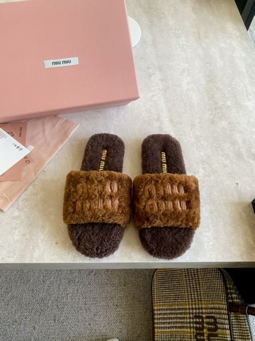 Miu Miu 2025 Shearling Slides: Fashionable, Comfortable, and Warm for Fall/Winter 1 Miu Miu 2025 Shearling Slides: Fashionable, Comfortable, and Warm for Fall/Winter