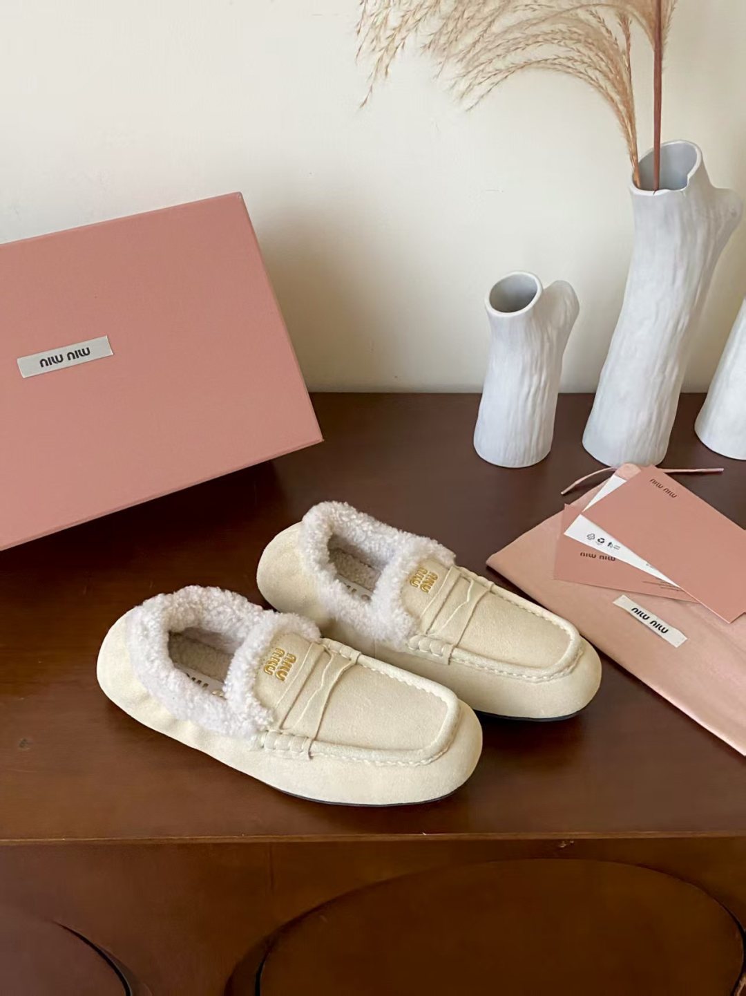 NO:463424,Miumiu/Miao Miu 2025 Autumn and Winter Wool Loafers This loafers' ultra-lightness has been interpreted in the details of lamb wool lining. The leather strap and gold logo embellishment reflect the balance of elegance and versatility. It is very versatile and comfortable on the feet. Upper beef velvet inner sheep curls. Sole rubber non-slip sole size 35--40. Color maroon, sand gray, cream yellow, dark brown, black, loafers fur shoes, miumiu, loafers19860909Miumiu/缪缪2025秋冬羊毛乐福鞋 这款乐福鞋的超轻在羊羔毛内衬细节中获得了新的诠释,皮革带和金色的徽标装饰点缀体现了优雅与多功能性的平衡,上脚非常百搭舒适 鞋面牛反绒 内里羊卷毛 鞋底橡胶防滑底 码数35--40 颜色栗色,沙灰,奶油黄,深咖色,黑色,乐福鞋毛毛鞋,miumiu,loafers,Women's Shoes