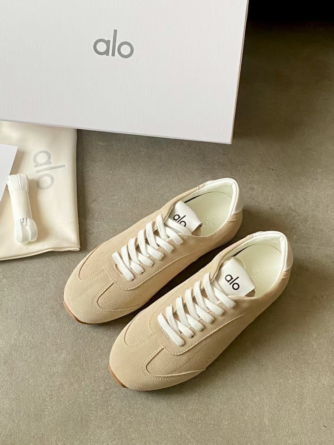 NO:534814,Alo's new German training shoes Alo is really good, the atmosphere is online, the relaxed and gentle sports style, and everyday outing, children's sex, fitness, comfortable and elegant, delicate texture, genuine leather velvet, original inner version 1:1 breathable ultra-fiber, anti-slip lightweight sole Color beige, white, black, brown Size 35-40, casual shoes/sports shoes, sneakers19860909alo新款德训鞋  Alo真的太会了,氛围感在线,松弛又温柔的运动风,日常出门、溜娃、健身都是不二的选择,舒适又很有气质,细腻质感真皮牛绒,内里原版1:1透气超纤,防滑轻便大底 颜色米色,白色,黑色,棕色 码数35--40,休闲鞋/运动鞋,sneakers,Women's Shoes