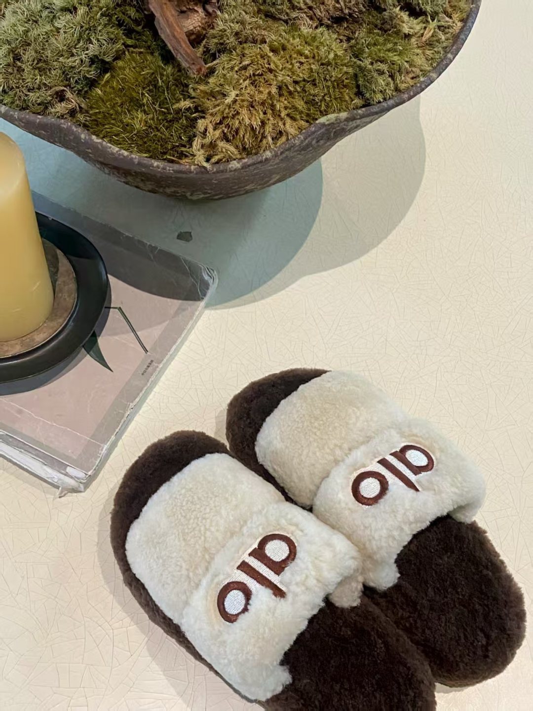 NO:534826,/Wool flip-flops ALO Who can't love the cute little furry breasts in winter? Soft glutinous rice white hits into mocha brown, this color scheme is absolutely amazing. Retro girlish feels gentle like taking a bite of Keluli's shell. The lazy feeling in autumn and winter is super easy to match. Street photography and home is absolutely beautiful online!  !  Colors of rice, brown and brown color, size 35--40 (factory spot), fur shoes and slippers, slippers19860909/羊毛二字拖 ALO冬天谁能不爱毛茸茸奶呼呼的小可爱啊 软糯米白撞进摩卡棕,这配色简直绝绝子 复古少女感 温柔的就像咬了一口可露丽外壳 秋冬天慵懒的感觉,超好搭配 街拍家居绝对颜值在线！！ 颜色米咖色,棕咖色 码数35--40（工厂现货）,毛毛鞋拖鞋,slippers,Women's Shoes